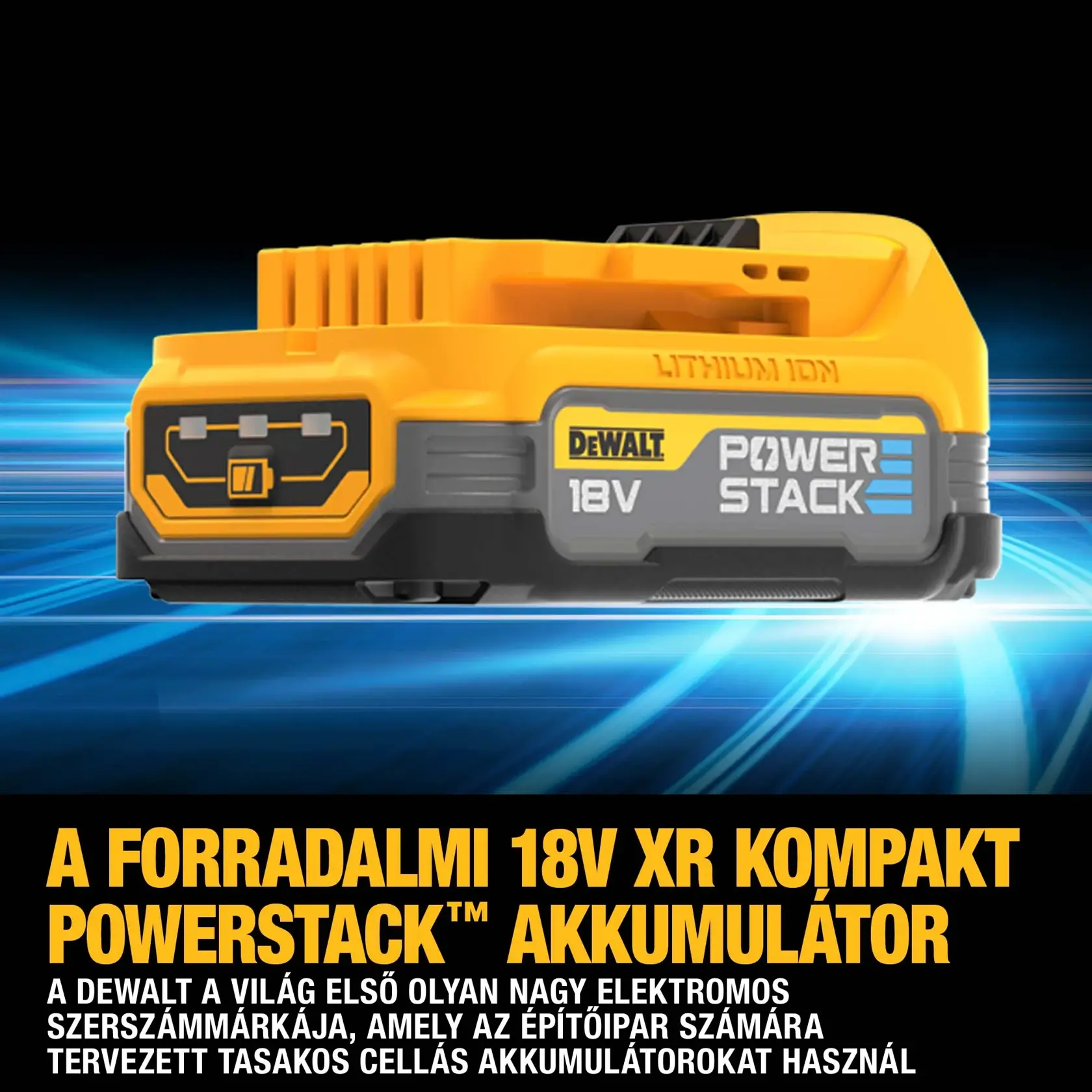 Ein Bauarbeiter mit Sicherheitshelm, Warnweste und Handschuhen verwendet einen DEWALT DCF921E2T Akku-Schlagschrauber, um Schrauben an einer Metallstruktur auf einer belebten Baustelle zu sichern.