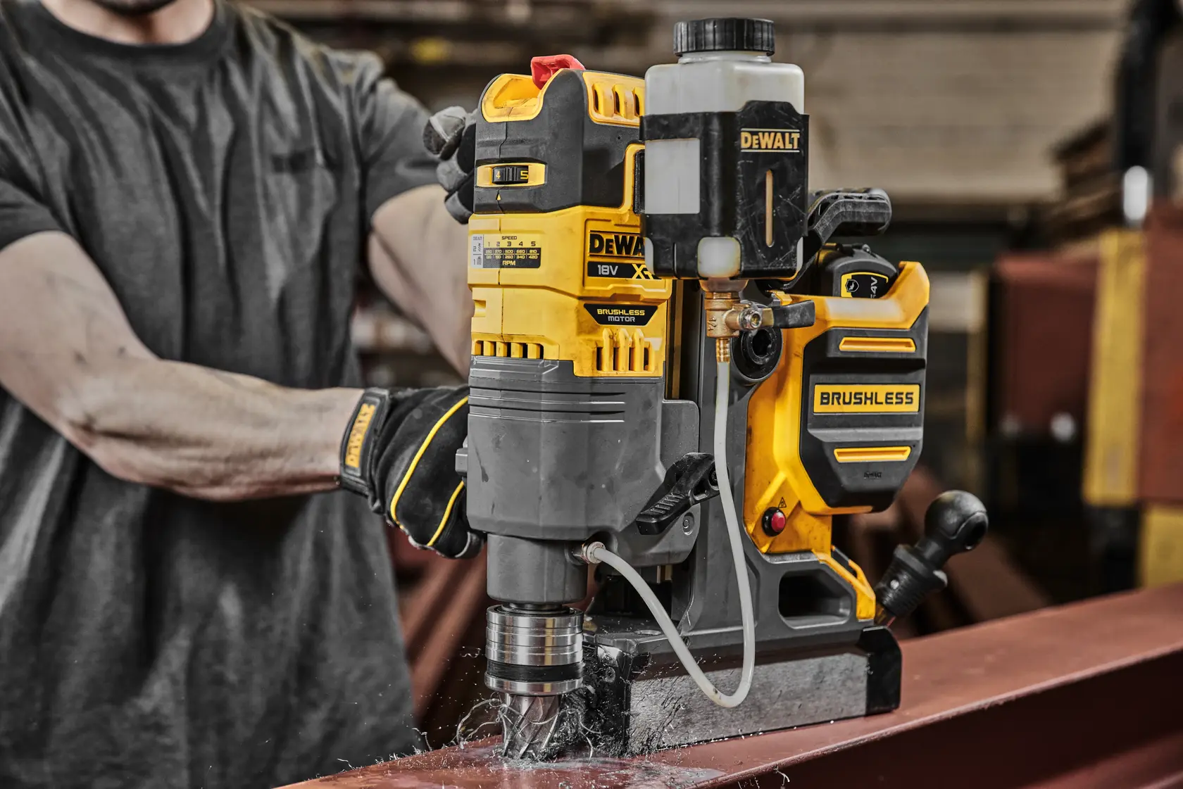 DEWALT 18V XR fúrógép szénkefe nélküli mágneses (csak gép)