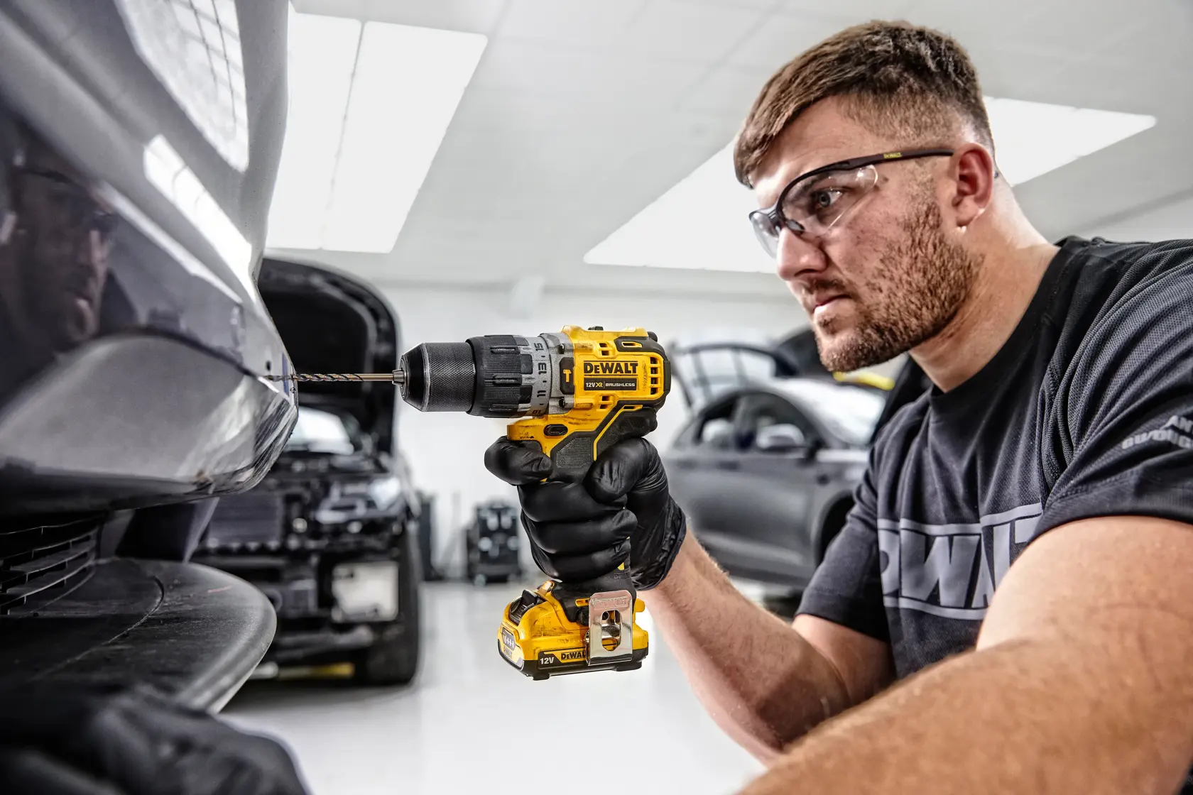 12 V ütvecsavarozó 2 × 2 Ah, töltő, koffer