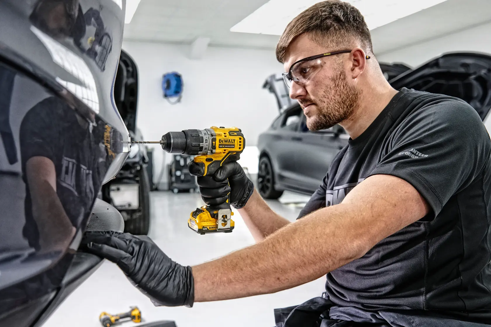 12 V ütvecsavarozó 2 × 2 Ah, töltő, koffer