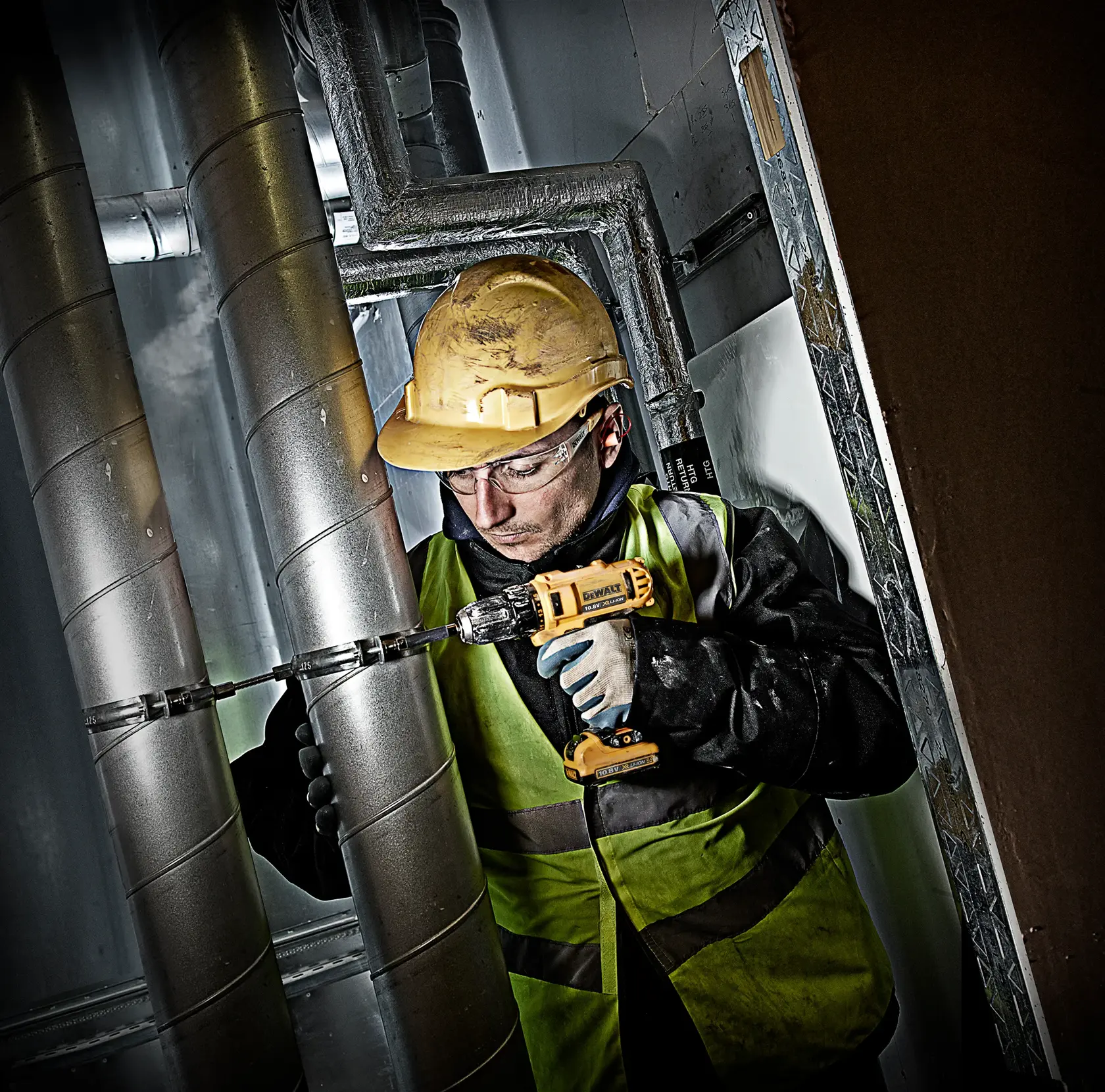 12 V, XR fúrócsavarozó, 2 db 2.0 Ah XR Li-Ion akkumulátor, koffer