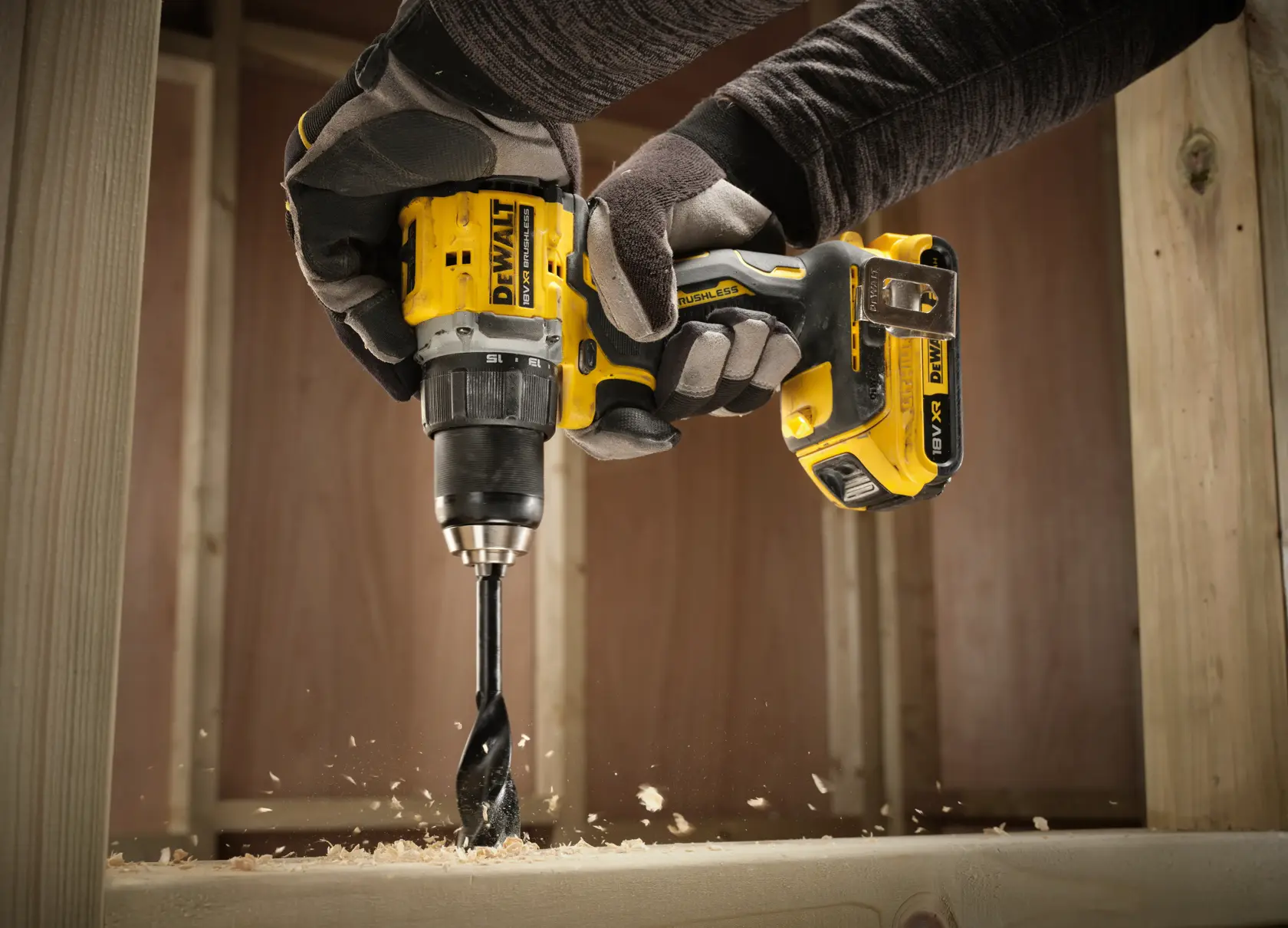 18V XR szénkefe nélküli, kompakt fúró-csavarozó - 2 x 4 Ah