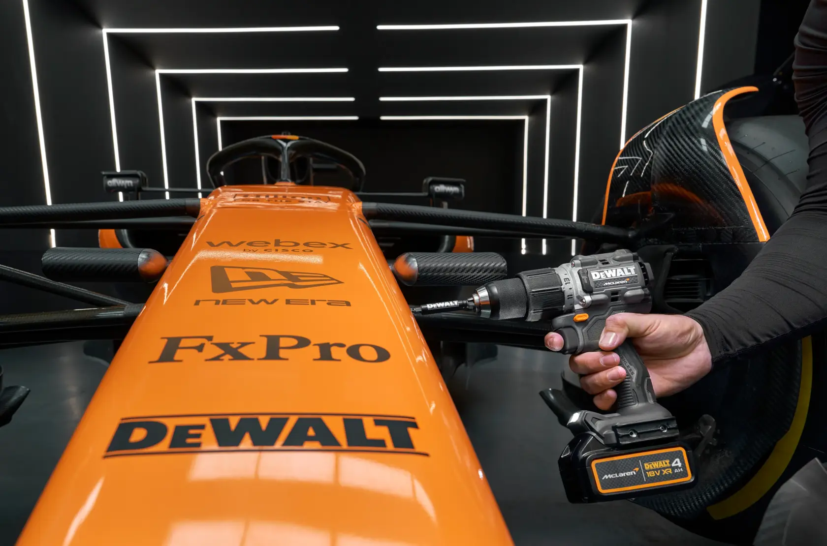 DEWALT x McLaren F1 Team 18 V XR szénkefe nélküli ütvefúró-csavarozó - 1 x 4 AH