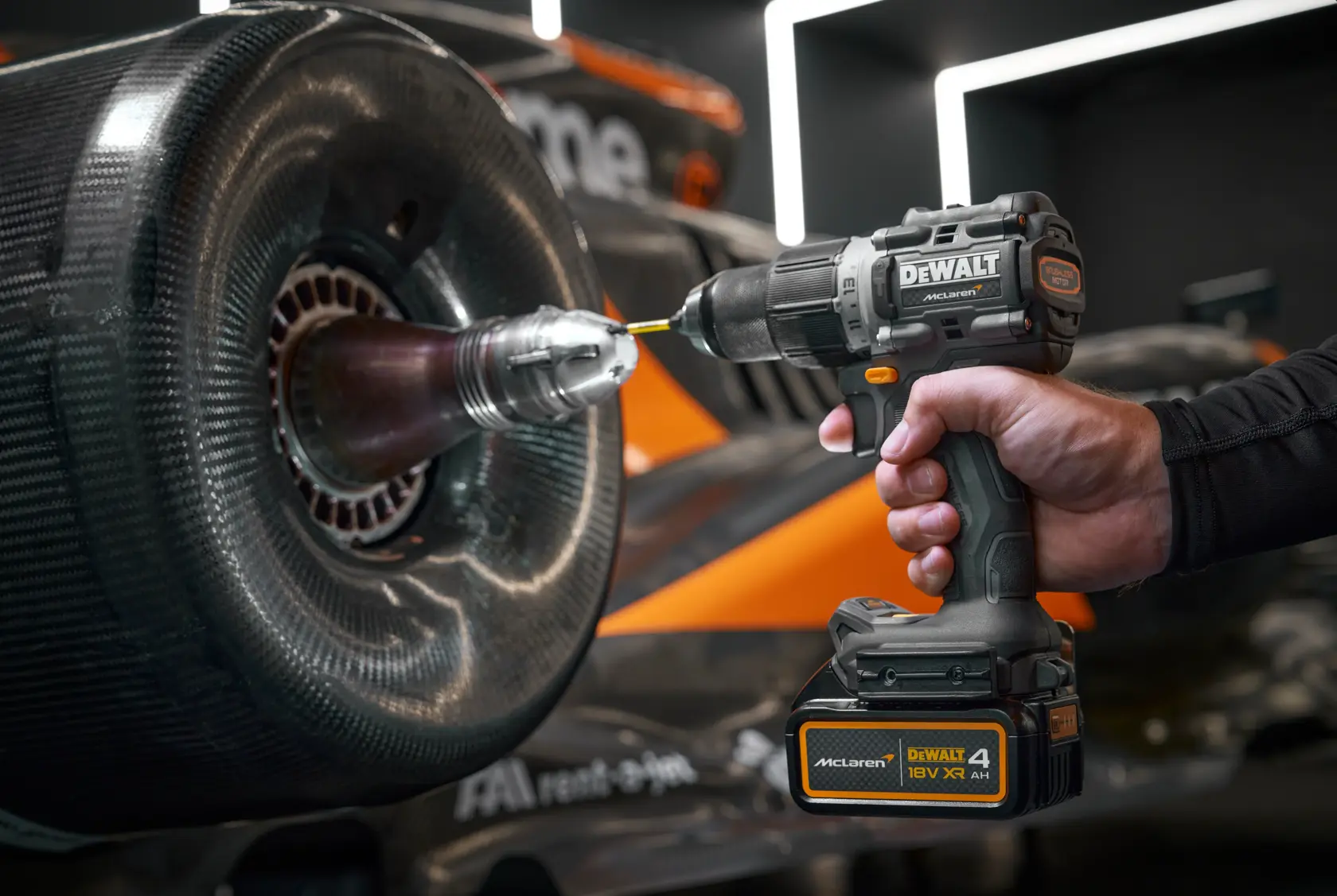DEWALT x McLaren F1 Team 18 V XR szénkefe nélküli ütvefúró-csavarozó - 1 x 4 AH