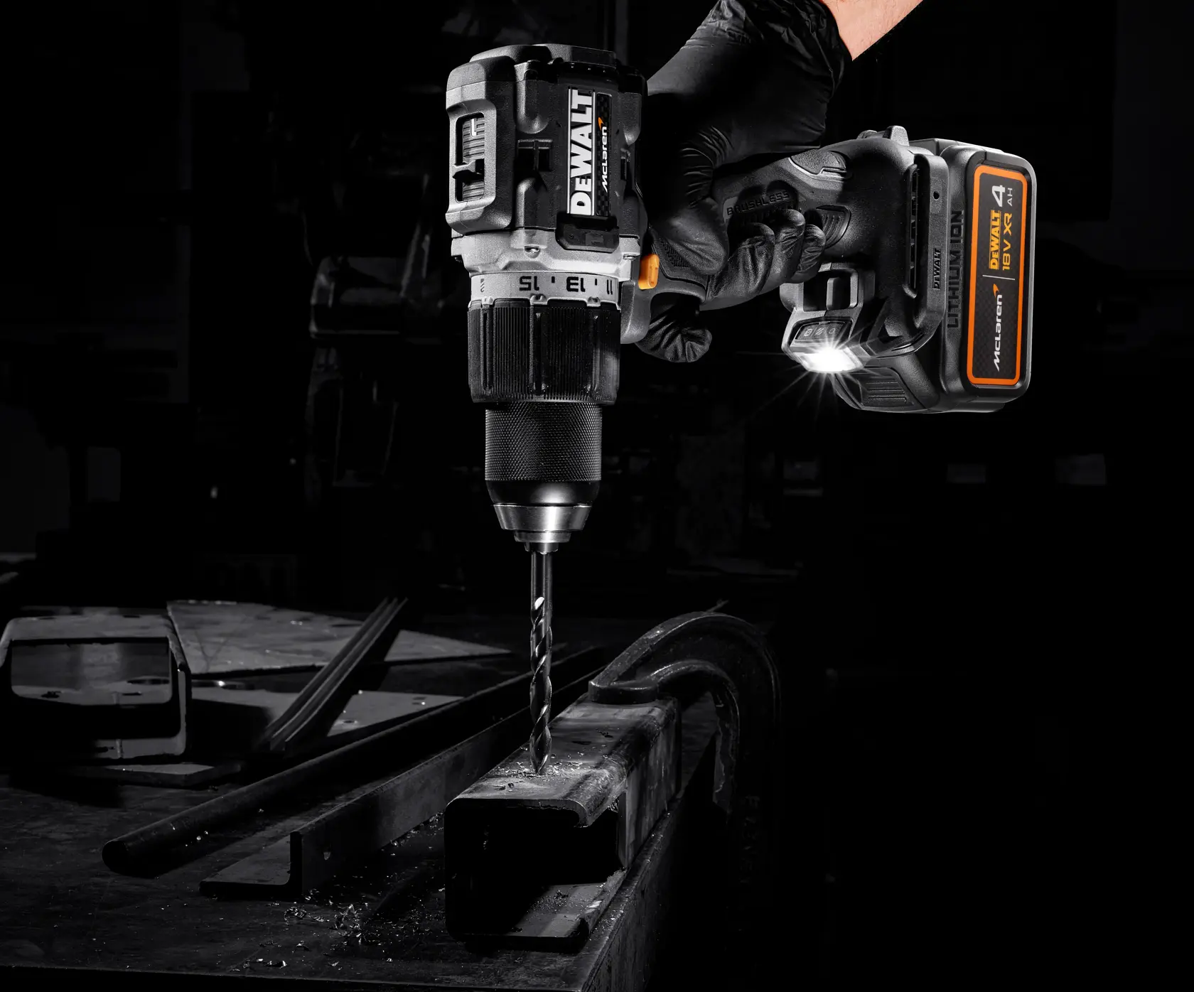 DEWALT x McLaren F1 Team 18 V XR szénkefe nélküli ütvefúró-csavarozó - 2 x 4 AH