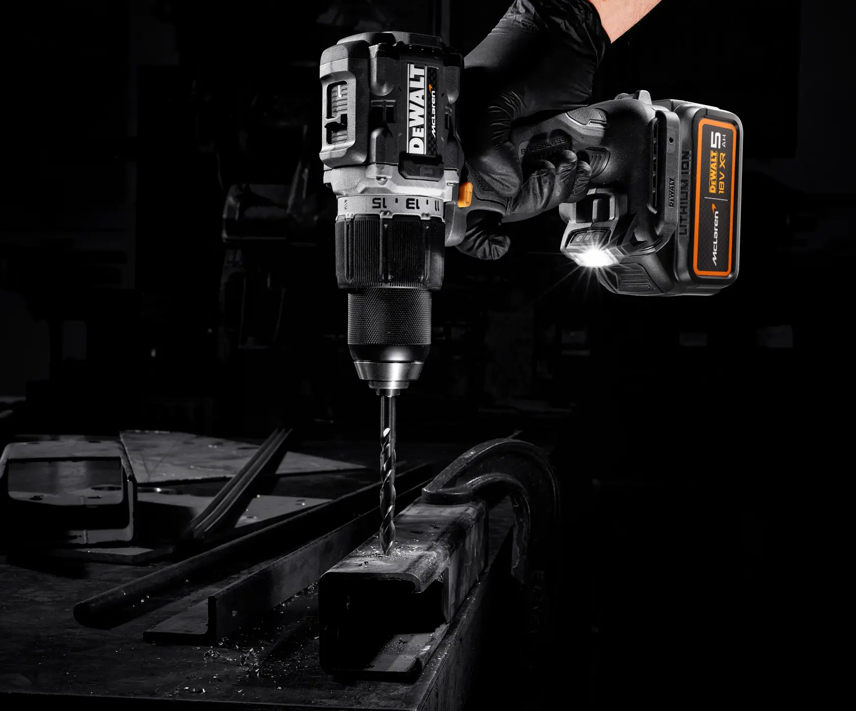 DEWALT x McLaren F1 Team 18 V XR szénkefe nélküli ütvefúró-csavarozó - 2 x 5 AH