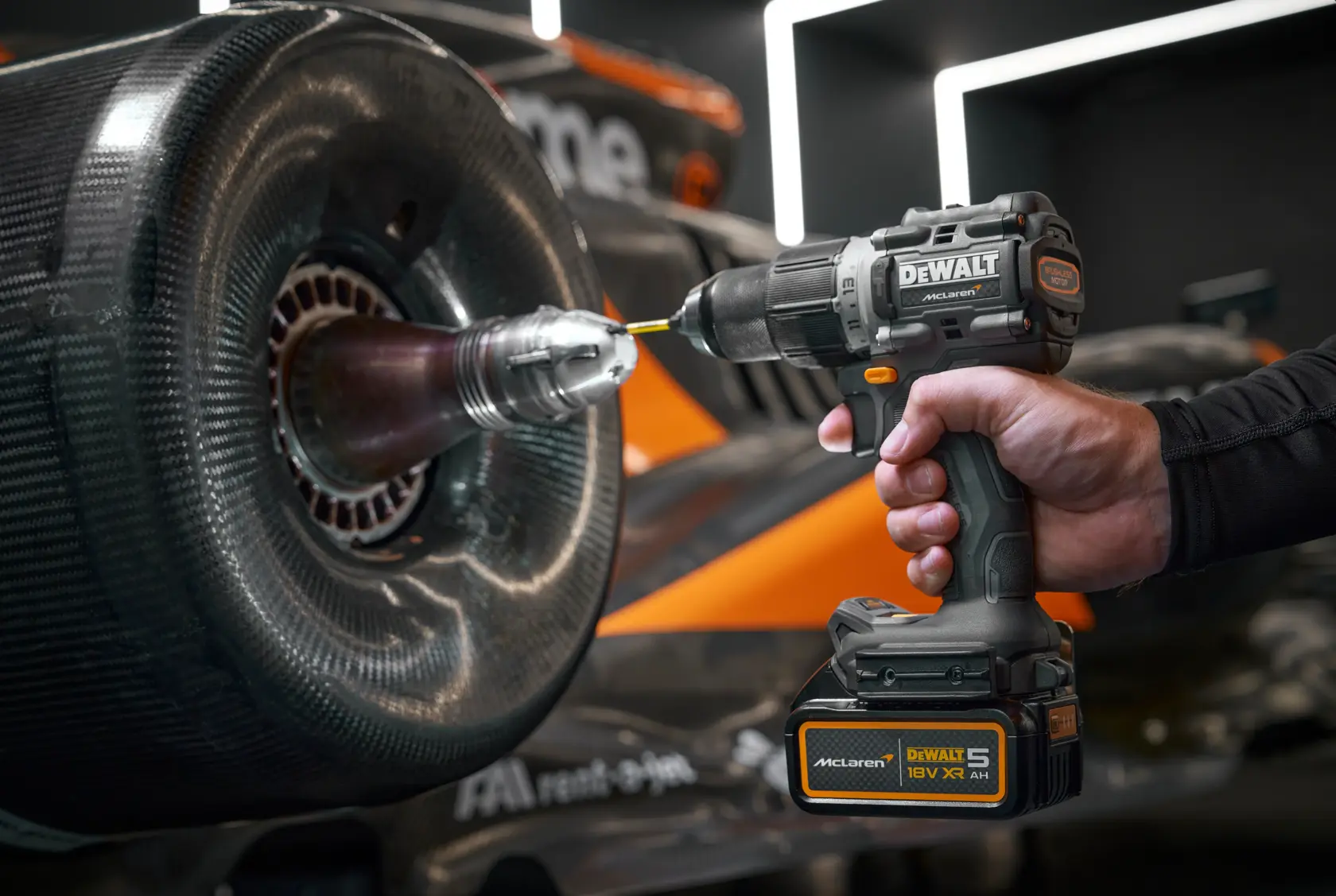 DEWALT x McLaren F1 Team 18 V XR szénkefe nélküli ütvefúró-csavarozó - 2 x 5 AH