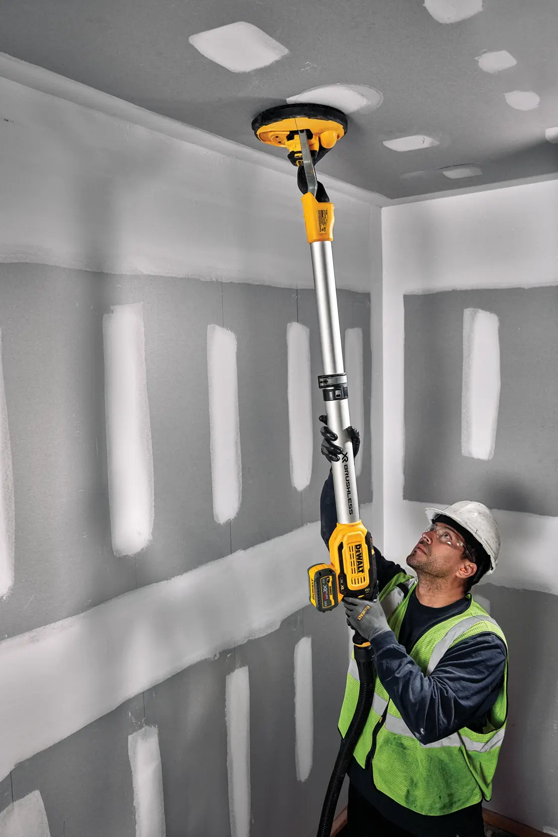 18 V zsiráf falcsiszoló, szénkefe nélküli, 225 mm, 2 × 6 Ah, töltő, koffer