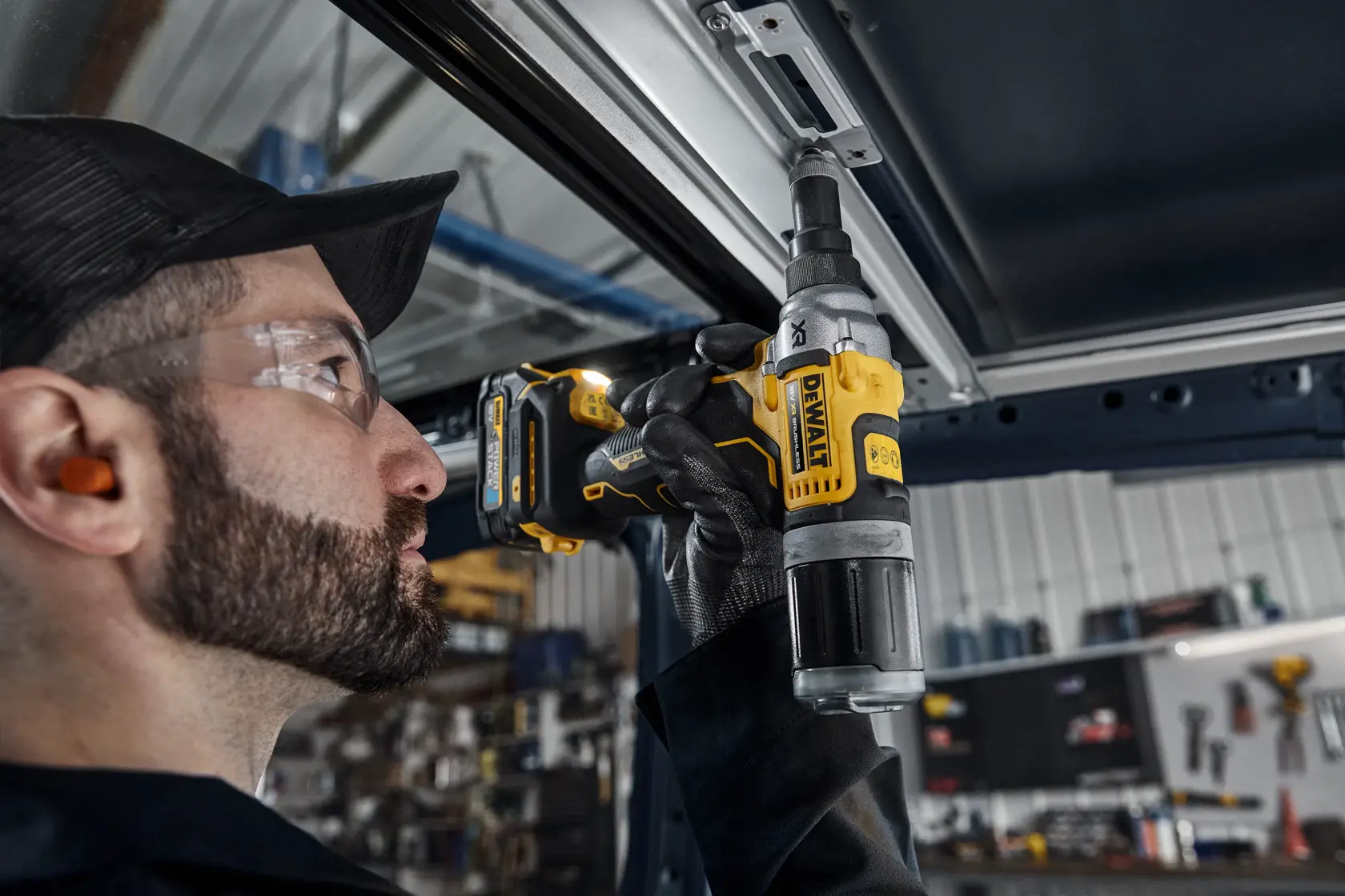 18V XR szénkefe nélküli 6.3 mm-es szegecshúzó, 2x1.7Ah Gumírozott POWERSTACK akku, TSTAK kofferben