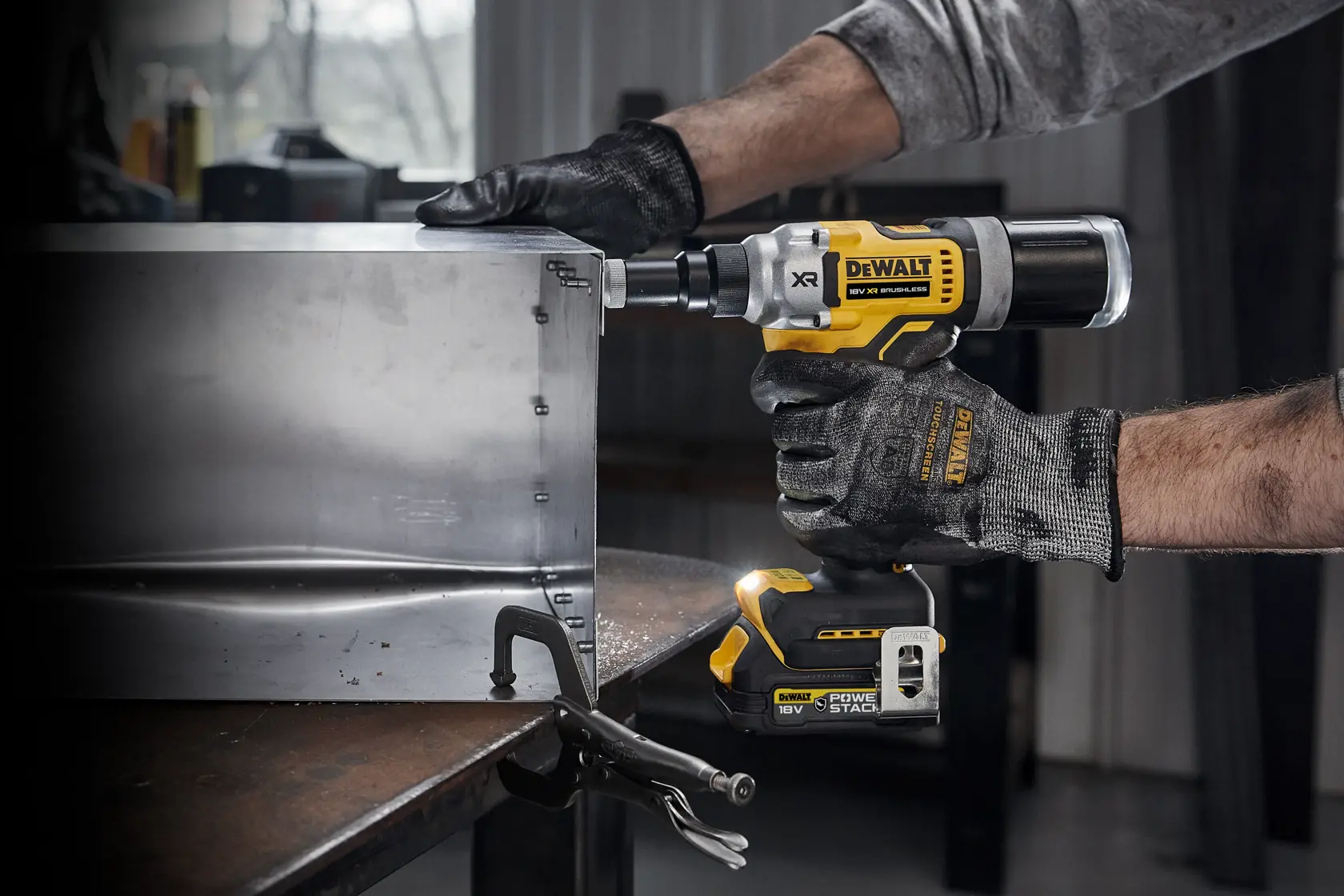 18V XR szénkefe nélküli 6.3 mm-es szegecshúzó, 2x1.7Ah Gumírozott POWERSTACK akku, TSTAK kofferben