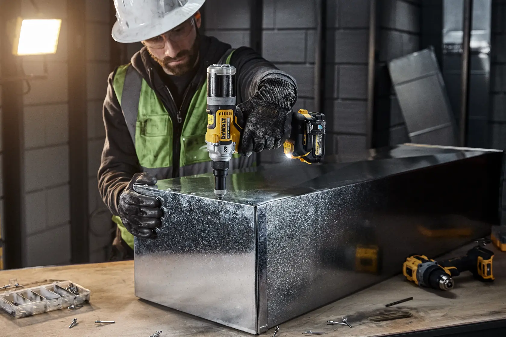 18V XR szénkefe nélküli 6.3 mm-es szegecshúzó, 2x1.7Ah Gumírozott POWERSTACK akku, TSTAK kofferben