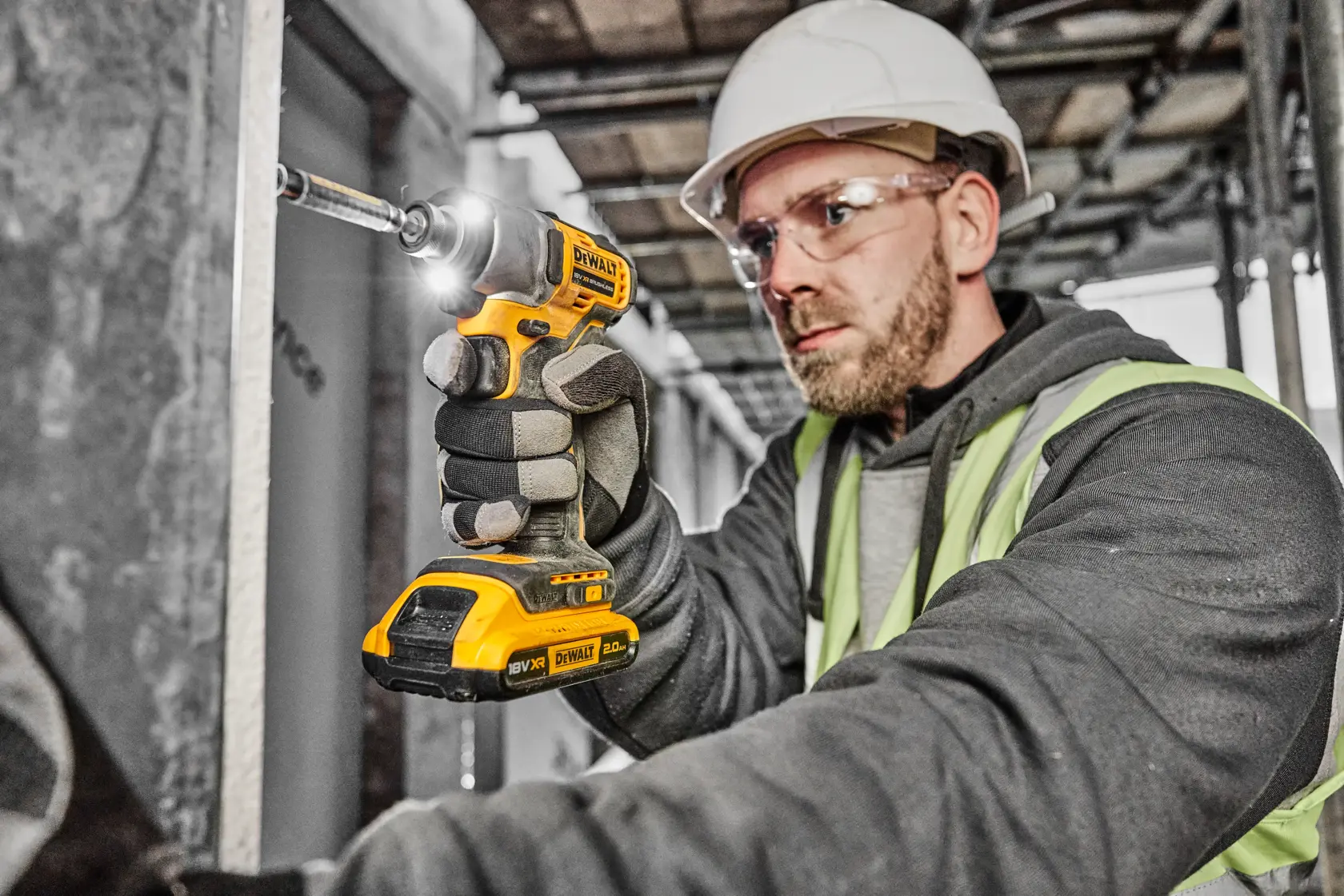 DEWALT 18V XR ütvecsavarozó, szénkefe nélküli, 2×2Ah akkumulátorral