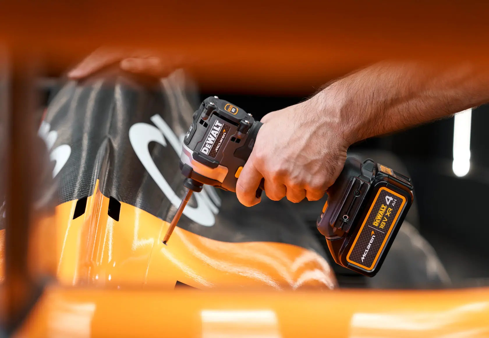 DEWALT x McLaren F1 Team 18 V XR szénkefe nélküli ütvefúró-csavarozó - 1 x 4 AH