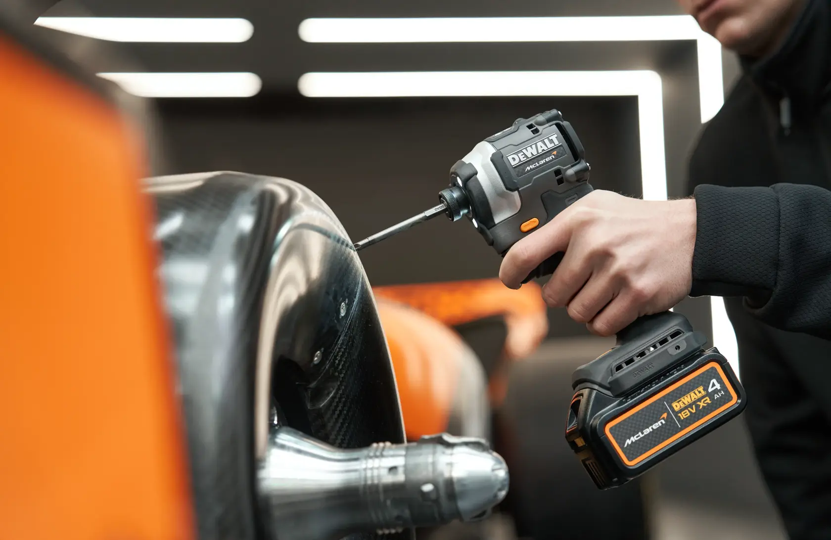 DEWALT x McLaren F1 Team 18 V XR szénkefe nélküli ütvefúró-csavarozó - 2 x 4 AH
