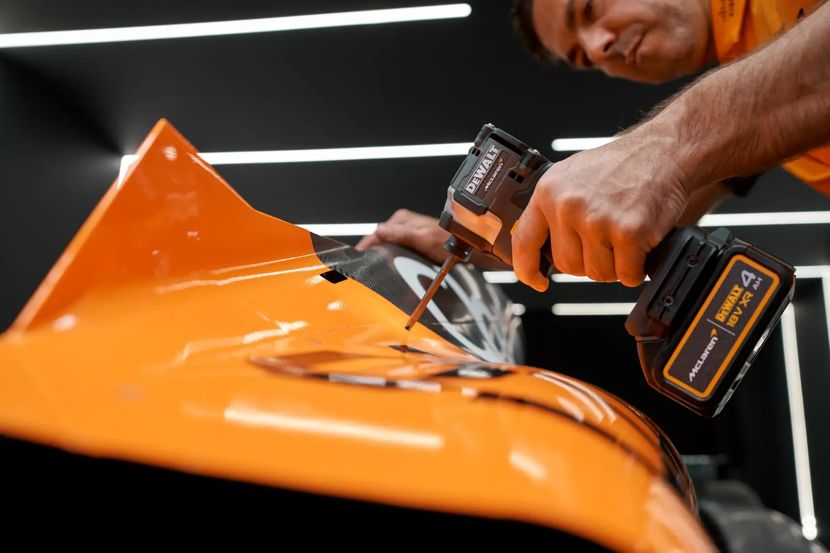 DEWALT x McLaren F1 Team 18 V XR szénkefe nélküli ütvefúró-csavarozó - 2 x 4 AH