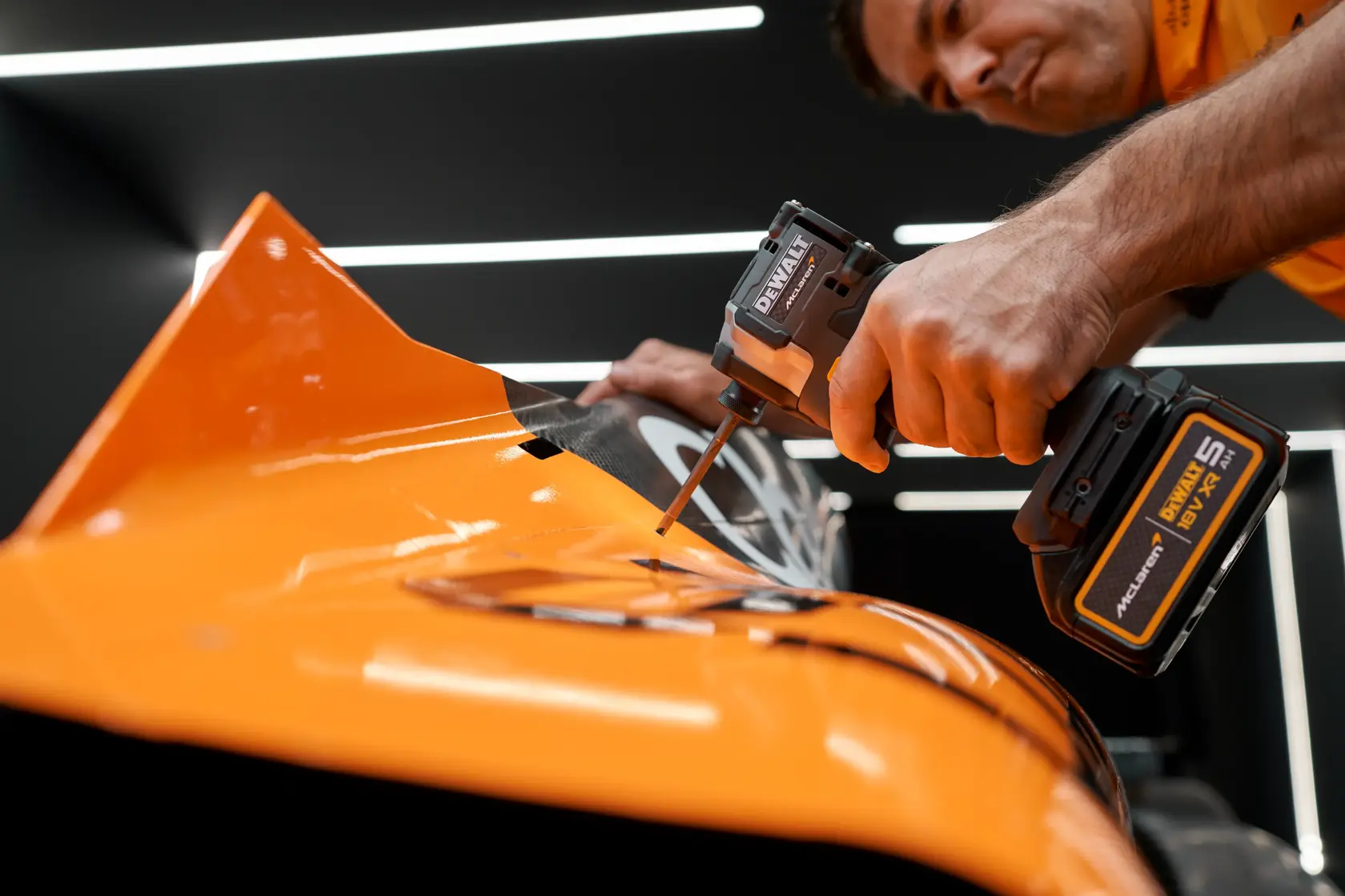 DEWALT x McLaren F1 Team 18 V XR szénkefe nélküli ütvefúró-csavarozó - 2 x 5 AH
