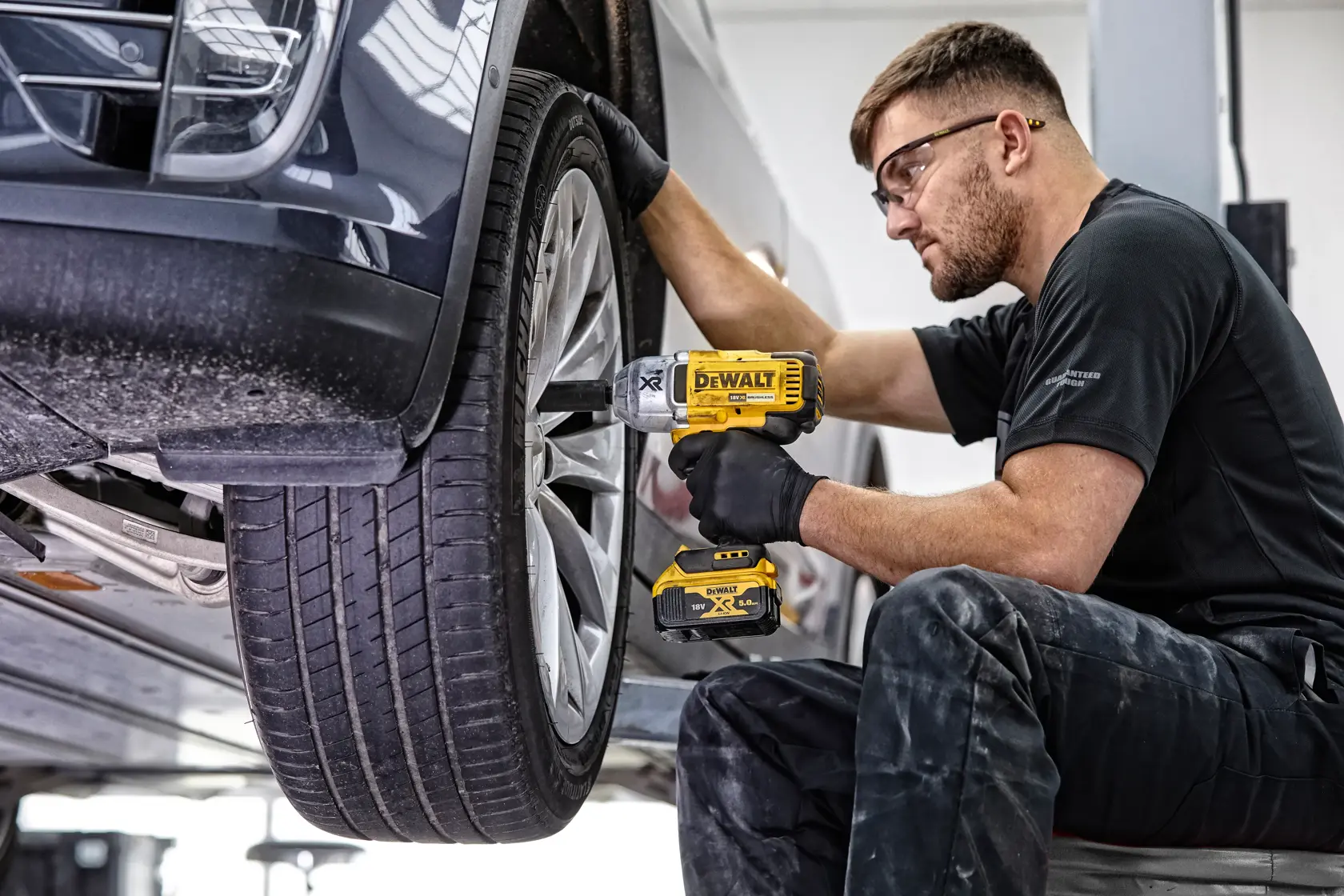 18V XR kefe nélküli ütvecsavarozó 1/2" , 950 Nm akkumulátor és töltő nélkül