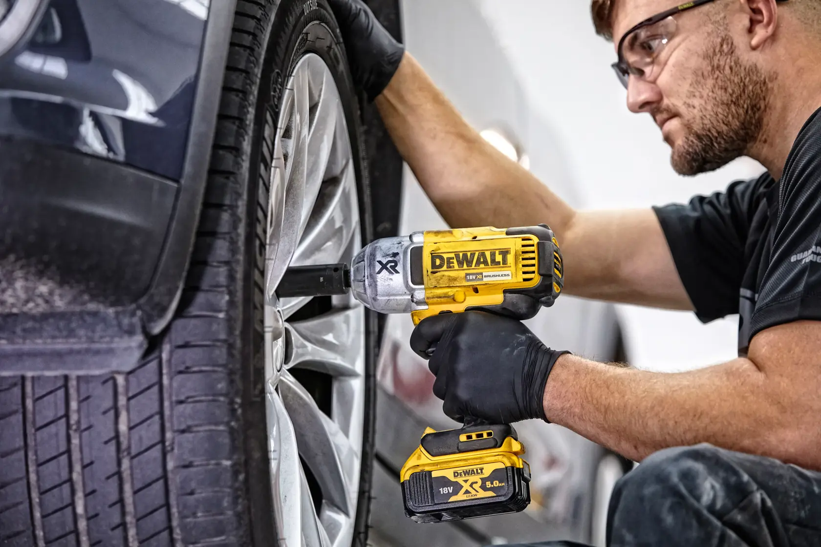 18V XR kefe nélküli ütvecsavarozó 1/2" , 950 Nm akkumulátor és töltő nélkül