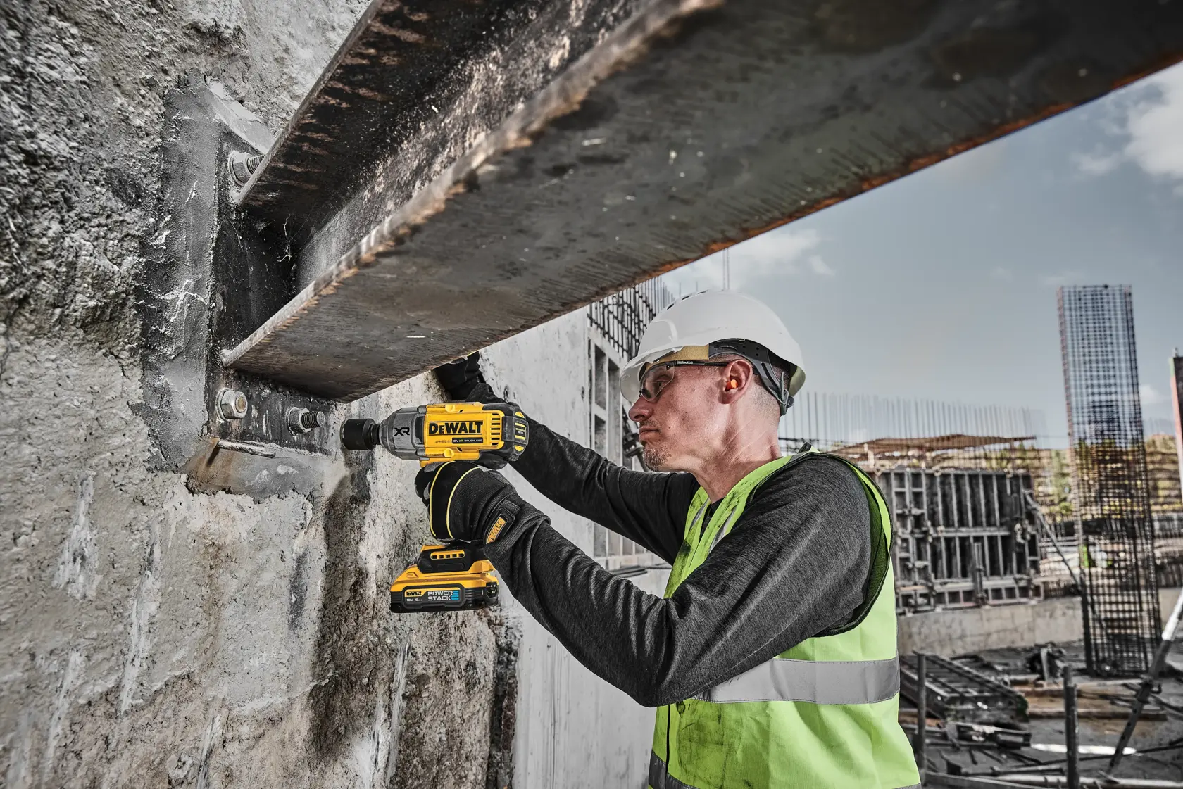 18V Szénkefe nélküli 1/2" ÜTVECSAVAROZÓ, 2 db 5,0 Ah Powerstack akkumulátorral, töltővel, TSTAK kofferben.