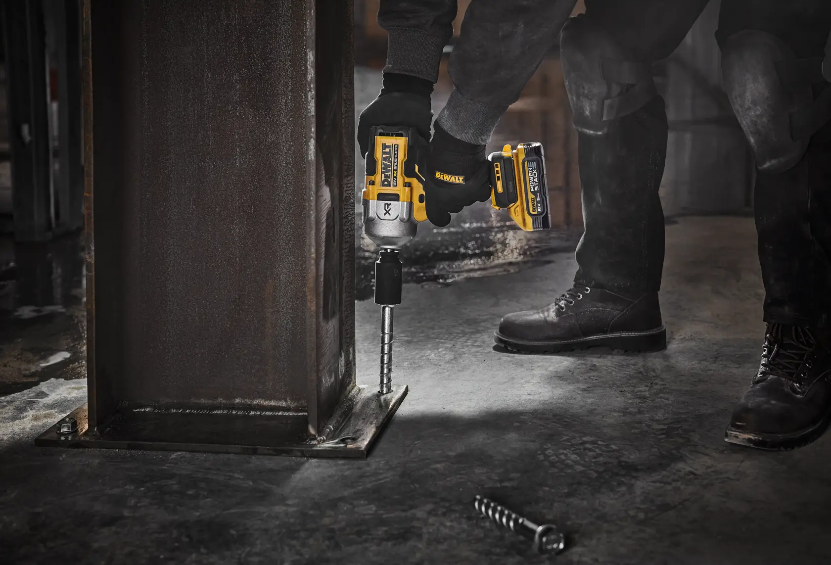 18V XR szénkefe nélküli, 1/2" nagy nyomatékú ütvecsavarozó, 2 x 5Ah POWERSTACK akku, TSTAK kofferben