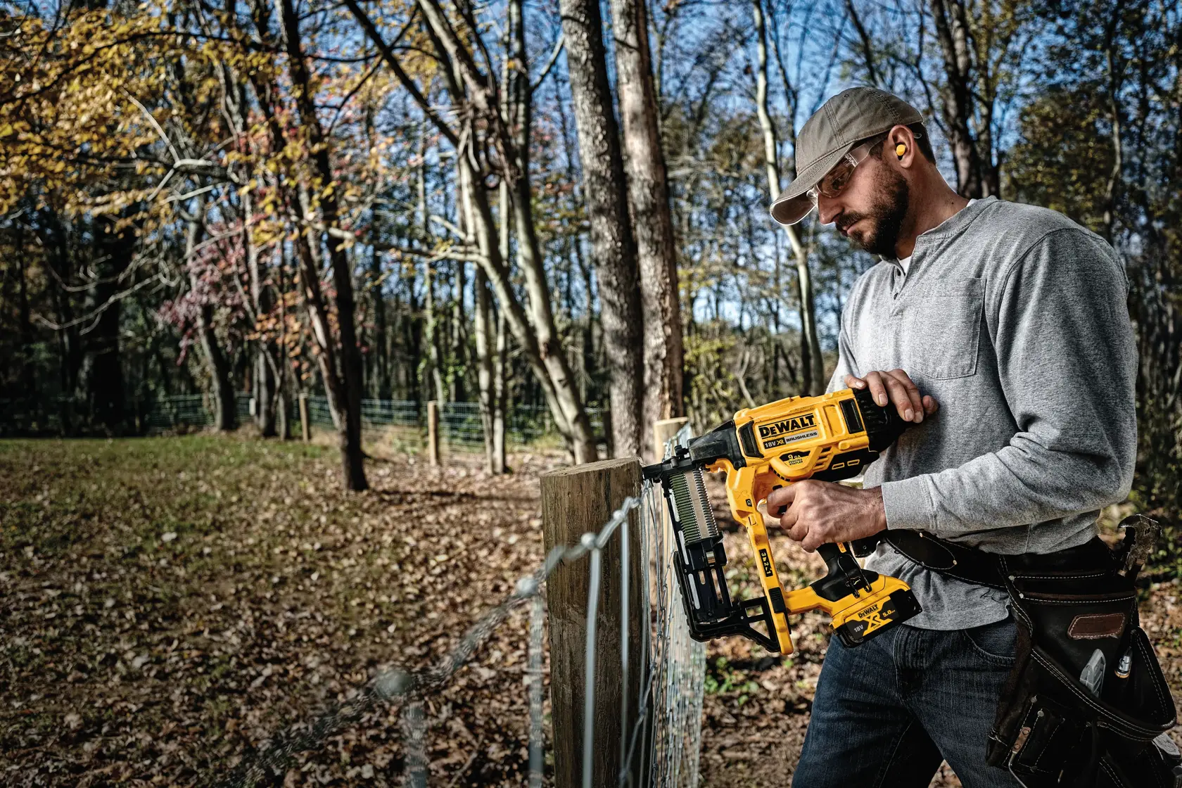 18V Akkumulátoros, kefe nélküli kerítés szegezőgép 2 × 5,0 Ah akkumulátorral, töltővel, kofferben