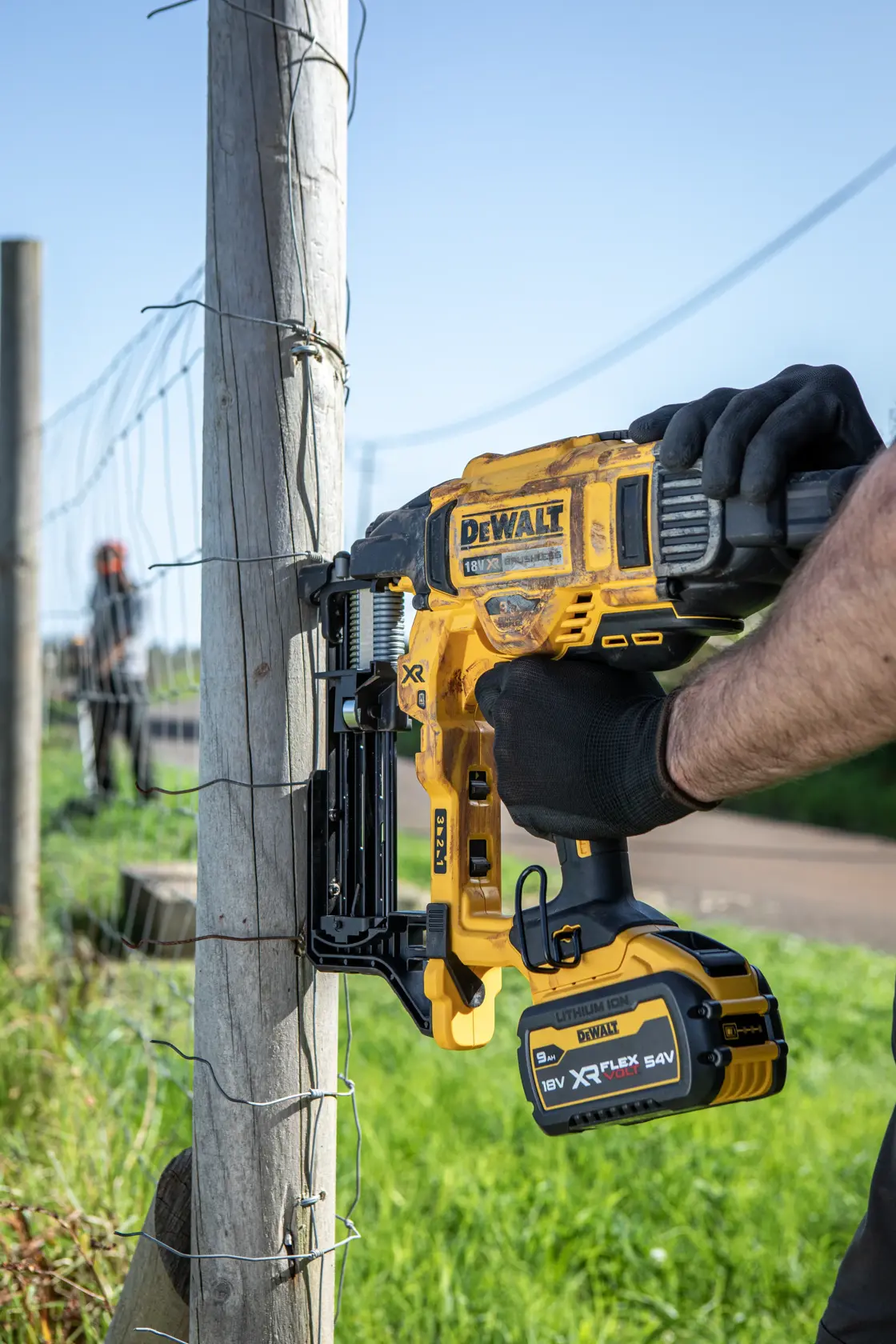 18V Akkumulátoros, kefe nélküli kerítés szegezőgép 2 × 5,0 Ah akkumulátorral, töltővel, kofferben