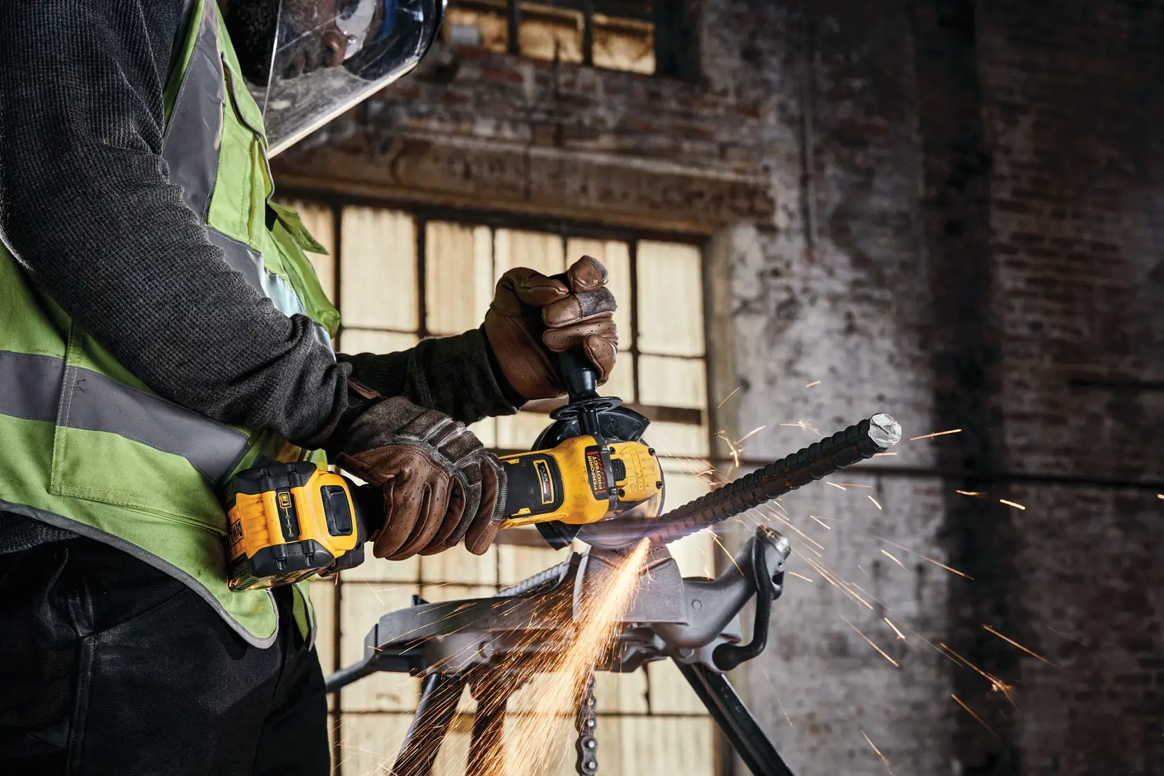 DEWALT® 18 V-os XR® szénkefe nélküli 125 mm-es változtatható sebességű sarokcsiszoló FLEXVOLT® ADVANTAGE™ technológiával - 1 x 6 Ah