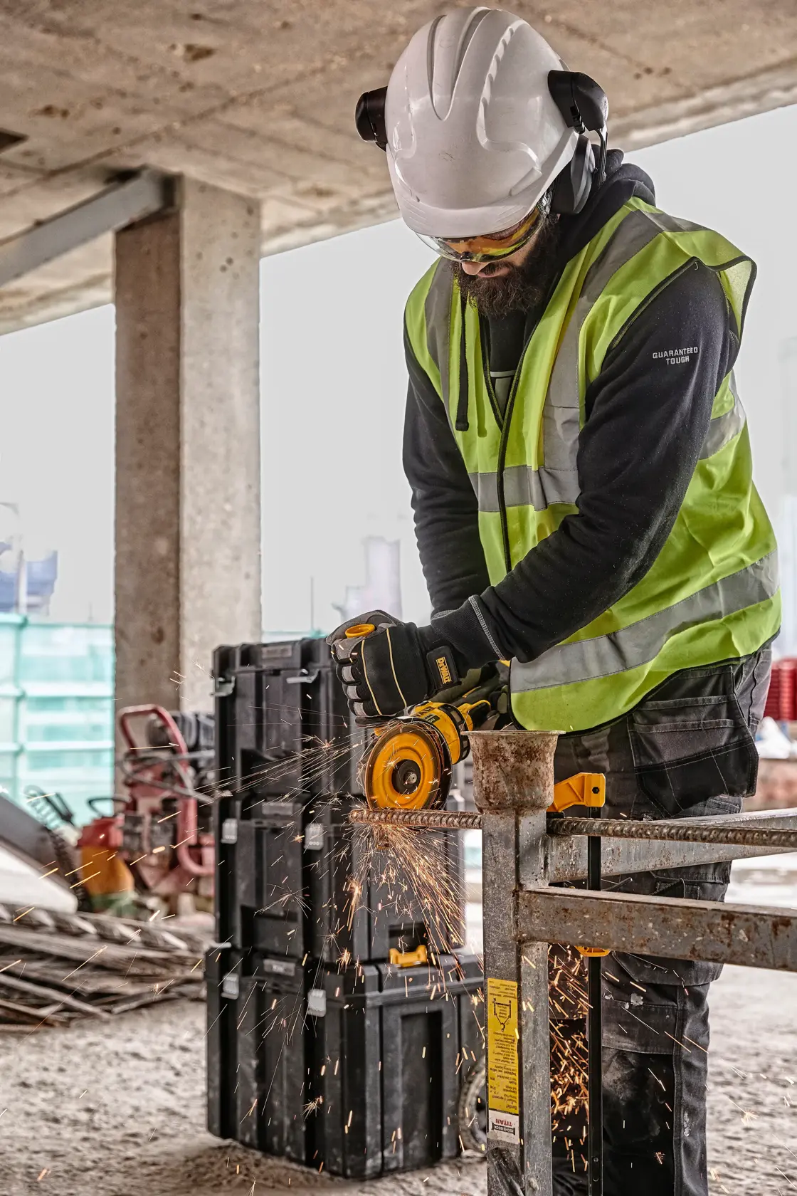 54 V FLEXVOLT kefe nélküli sarokcsiszoló akkumulátor és töltő nélkül TSTAK kofferben