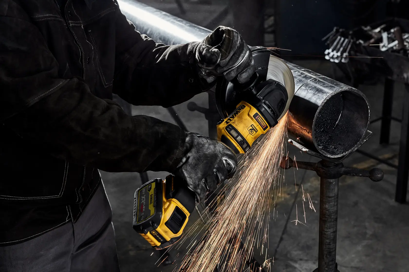 DEWALT® 54V XR® FLEXVOLT® 180 mm-es oldalsó fogantyús sarokcsiszoló (csak szerszám)