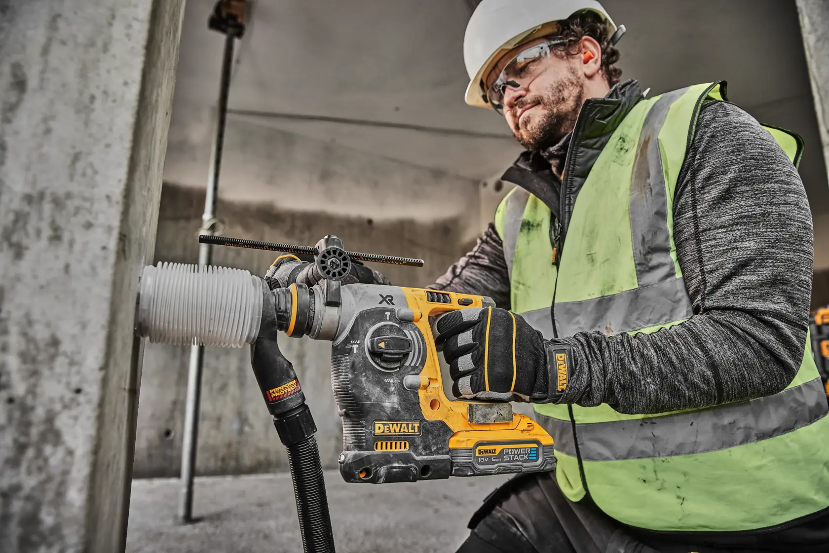 18V XR szénkefe nélküli 24 mm-es SDS-Plus fúrókalapács, 2x5Ah POWERSTACK akku, TSTAK kofferben