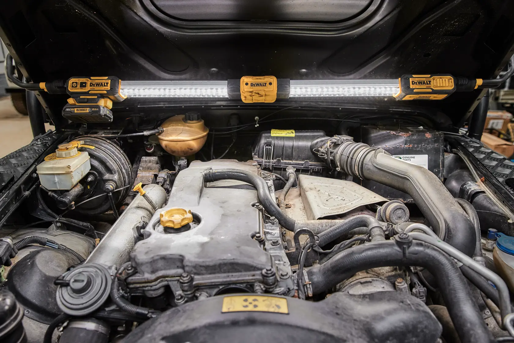 12V / 18V XR lámpa, motorházra szerelhető, akkumulátor nélkül