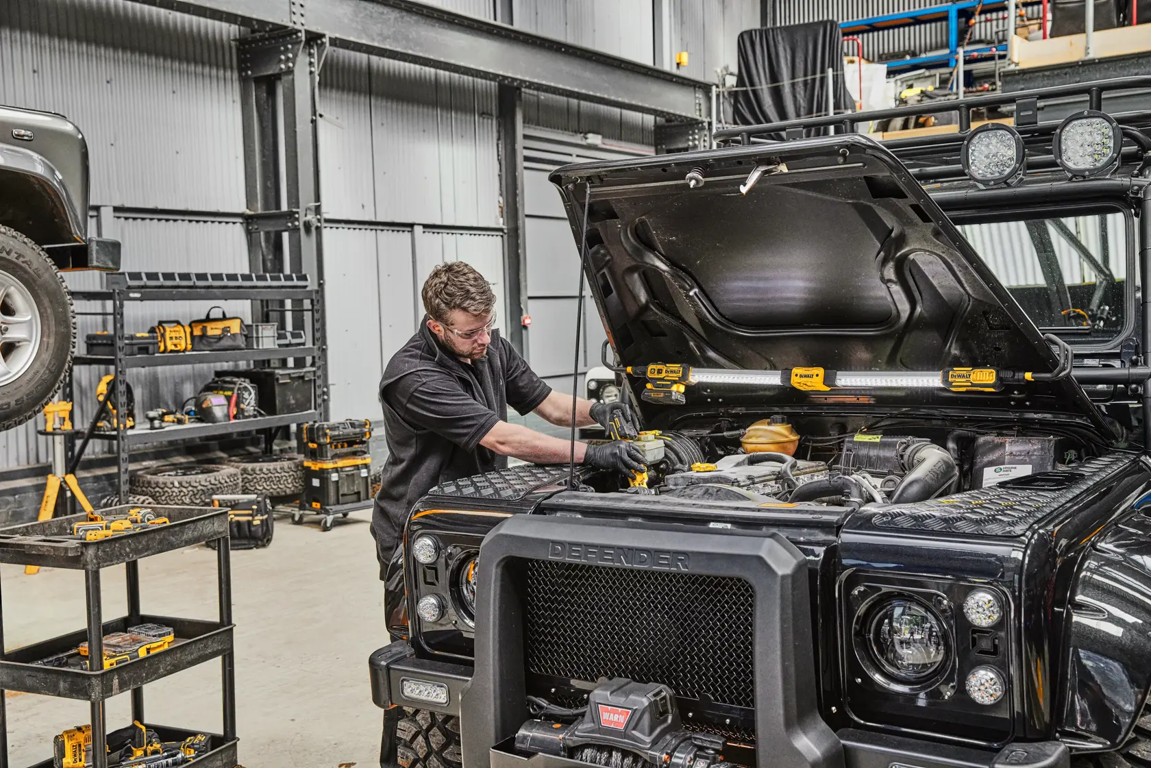 12V / 18V XR lámpa, motorházra szerelhető, akkumulátor nélkül