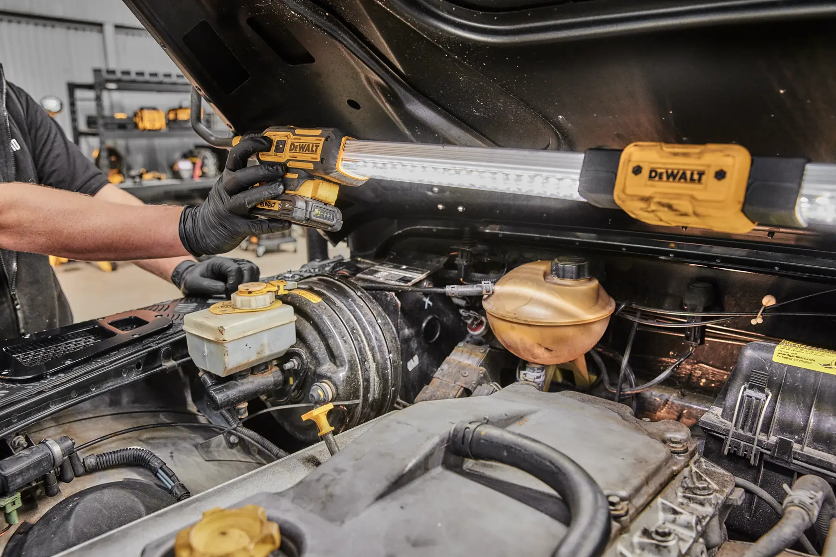 12V / 18V XR lámpa, motorházra szerelhető, akkumulátor nélkül