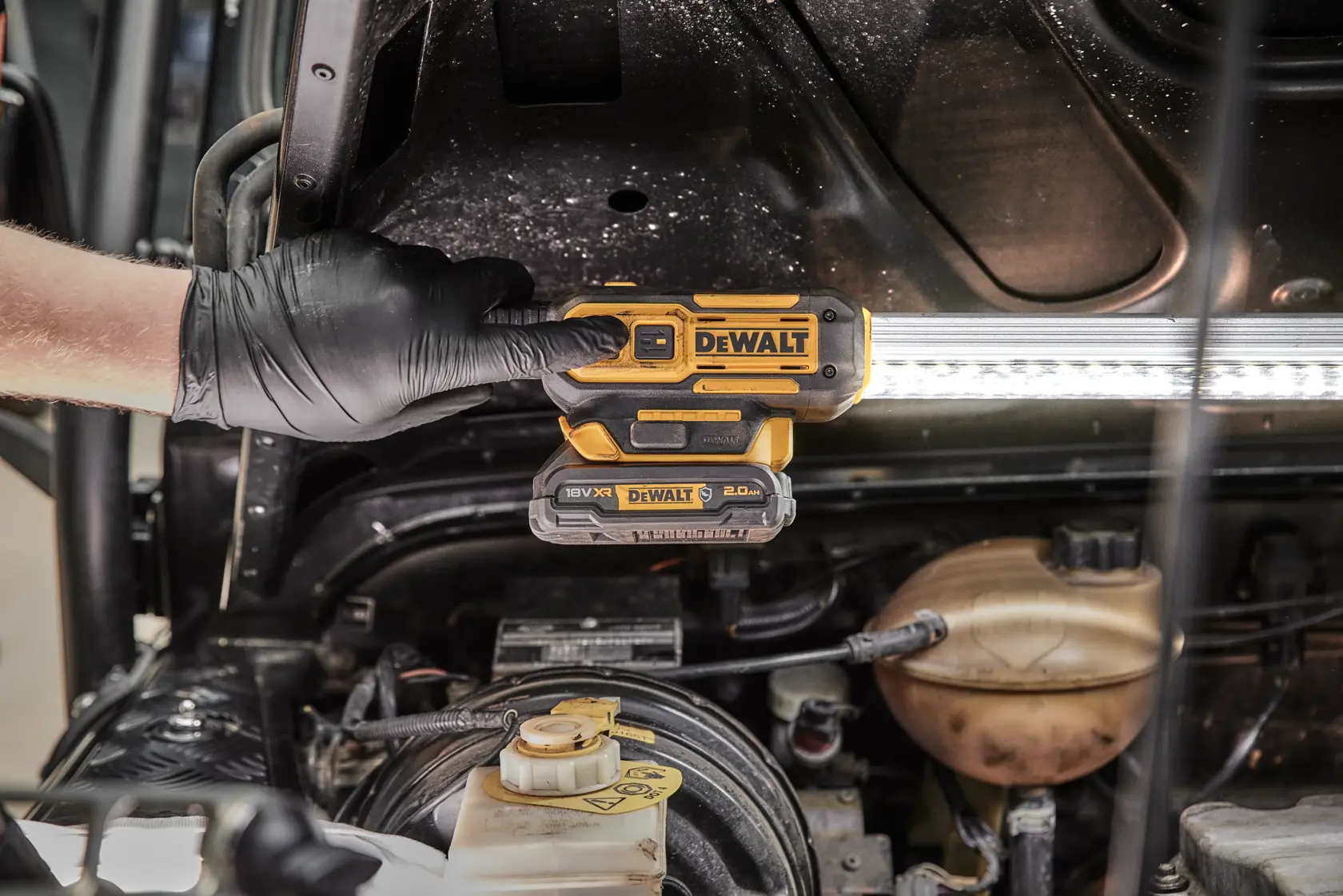 12V / 18V XR lámpa, motorházra szerelhető, akkumulátor nélkül