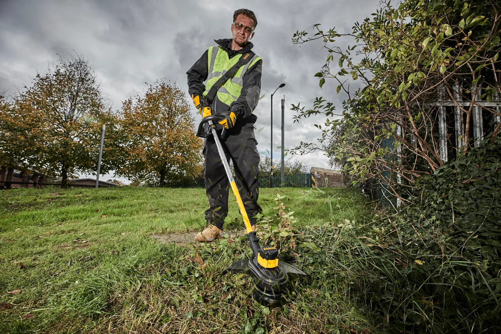 18V kefe nélküli fűszegélyvágó akkumulátor és töltő nélkül, összecsukható