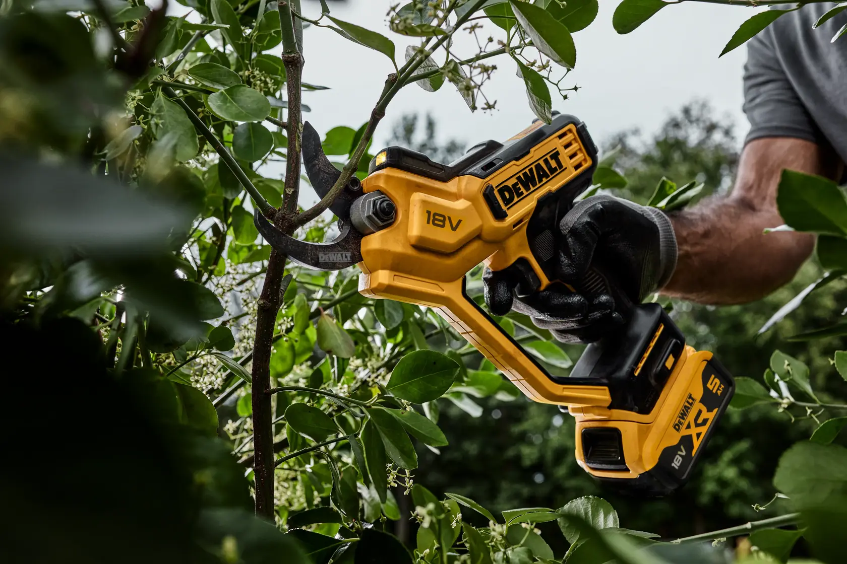 18V metszővágó 1 × 5,0 Ah akkumulátorral, töltővel, tokban