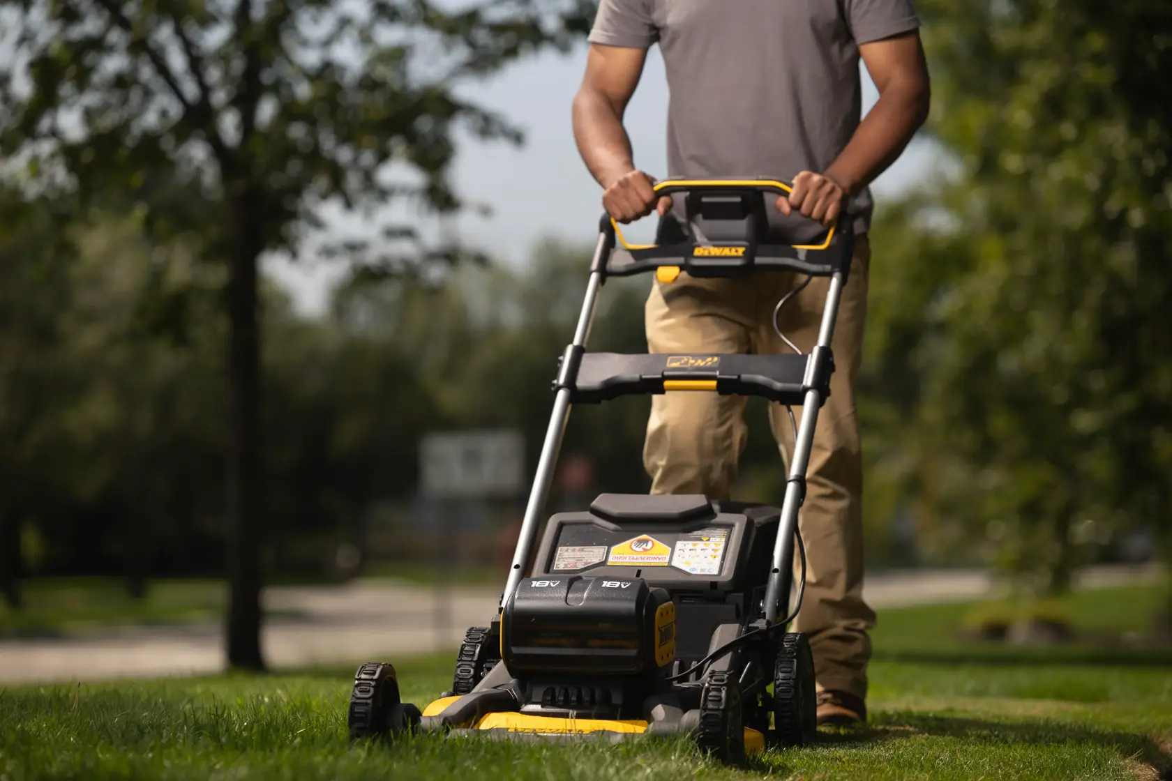 2×18V XR kézi fűnyíró - 2×8Ah