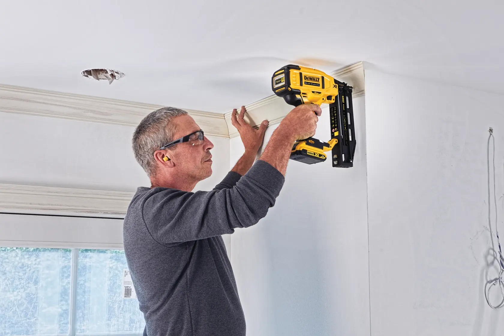 DEWALT® 18 V-os XR® szénkefe nélküli, finiselő egyenes szegező (2 x 2 Ah) (16-os méretű)