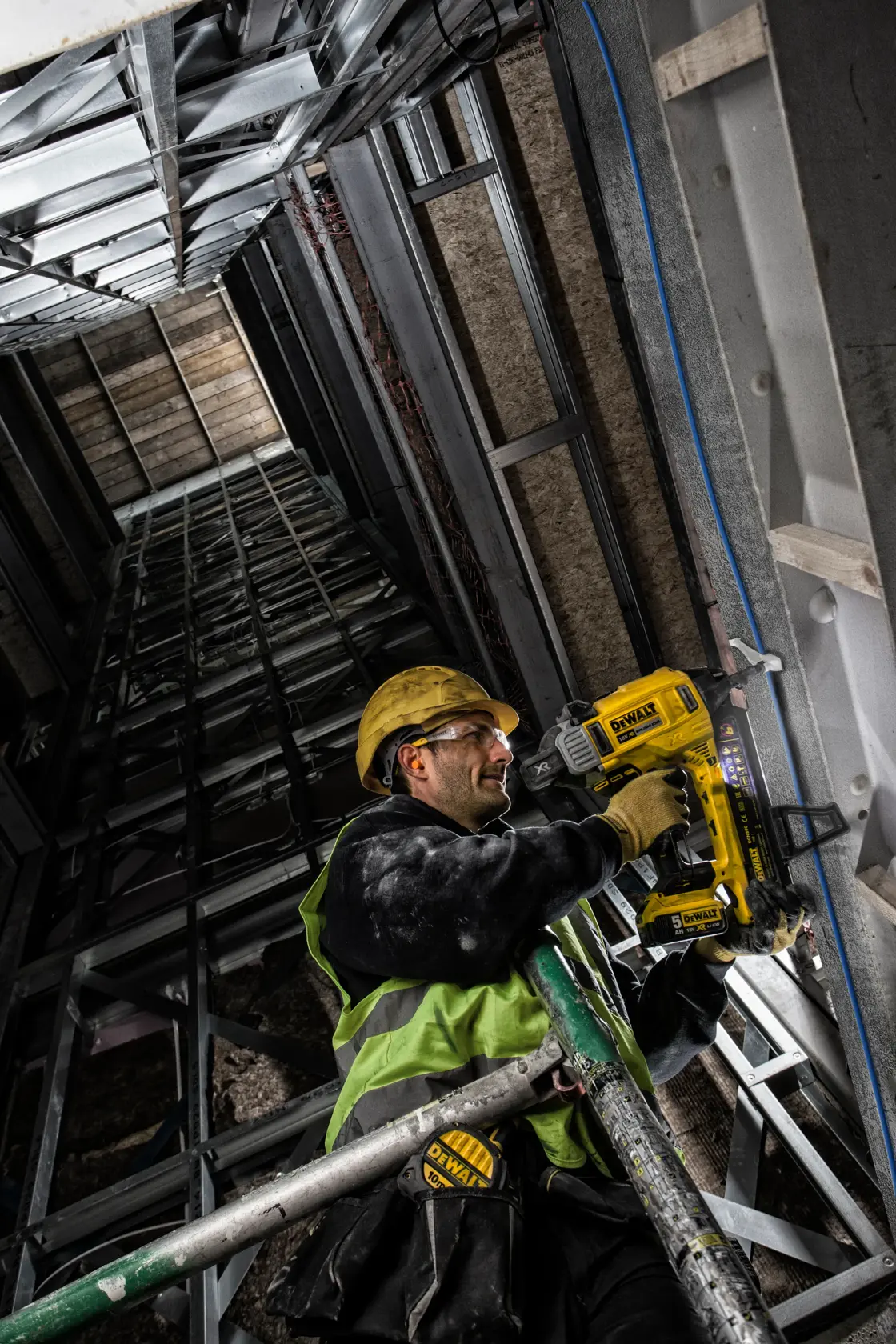 18V XR BETON SZEGEZŐ 2 × 5.0 Ah, töltő, koffer