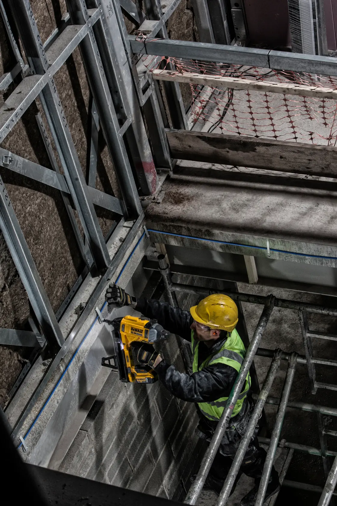 18V XR BETON SZEGEZŐ 2 × 5.0 Ah, töltő, koffer