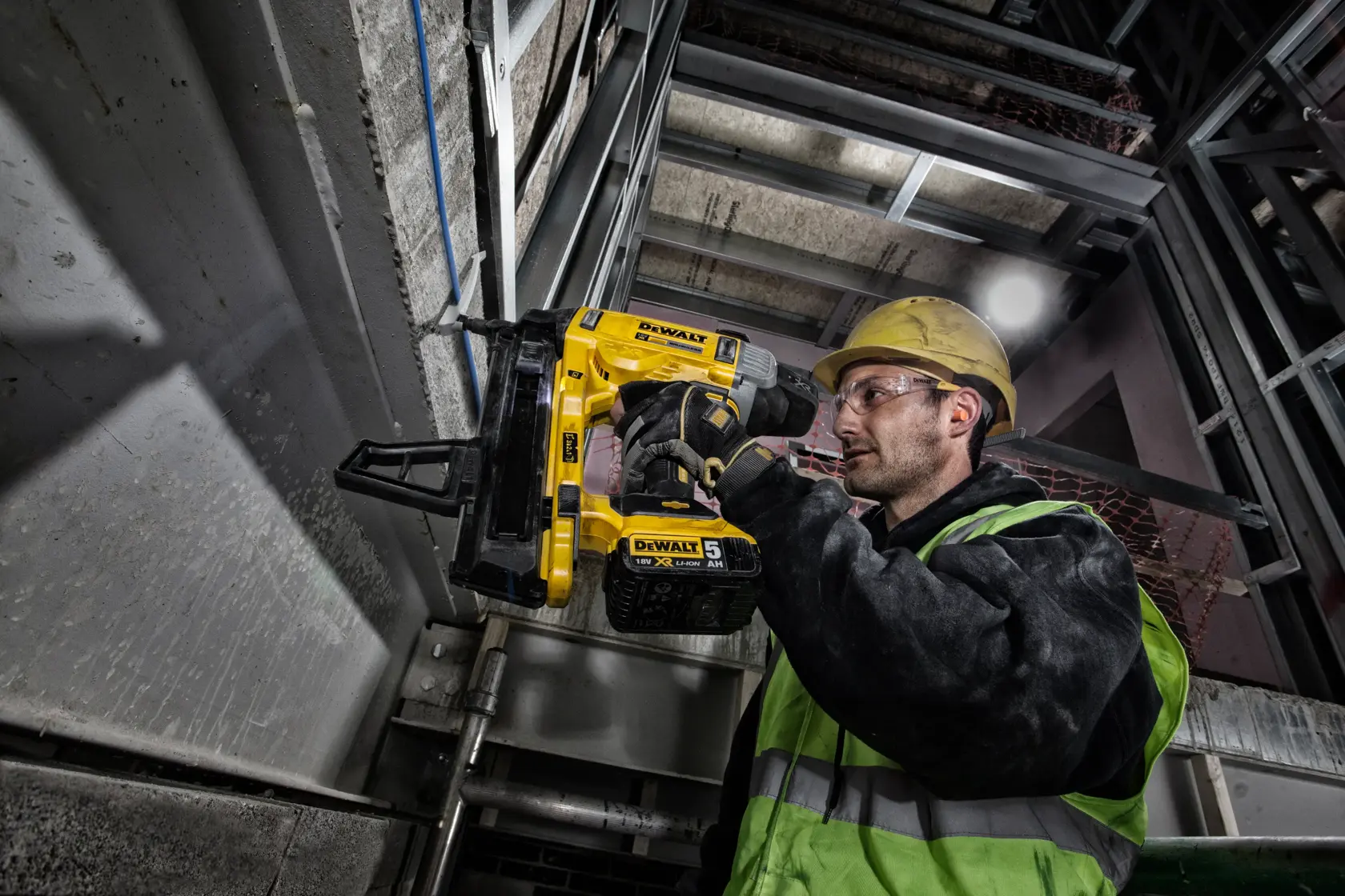 18V XR BETON SZEGEZŐ 2 × 5.0 Ah, töltő, koffer