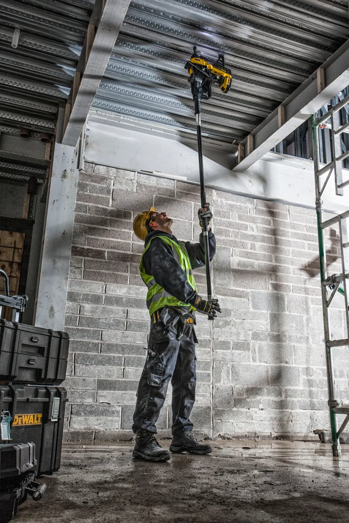 18V XR BETON SZEGEZŐ 2 × 5.0 Ah, töltő, koffer