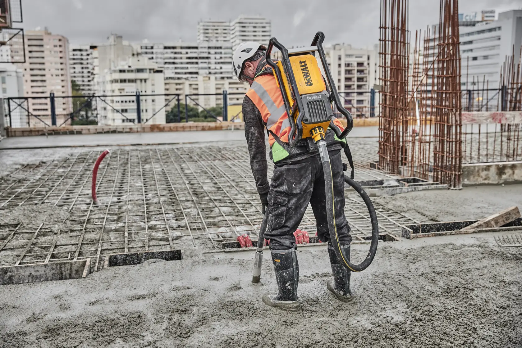 DEWALT POWERSHIFT HÁTI BETONVIBRÁTOR