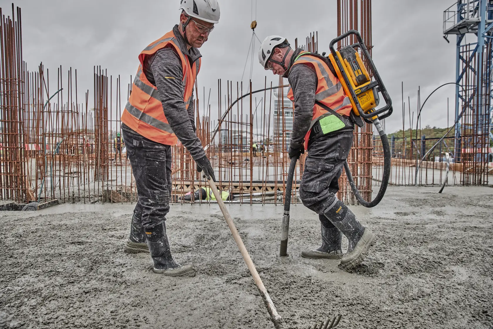 DEWALT POWERSHIFT HÁTI BETONVIBRÁTOR