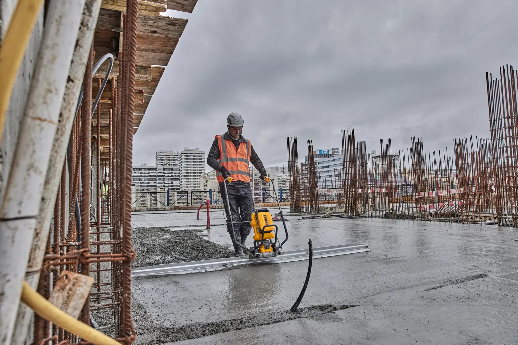 DEWALT POWERSHIFT VIBRÁCIÓS LEHÚZÓLAP