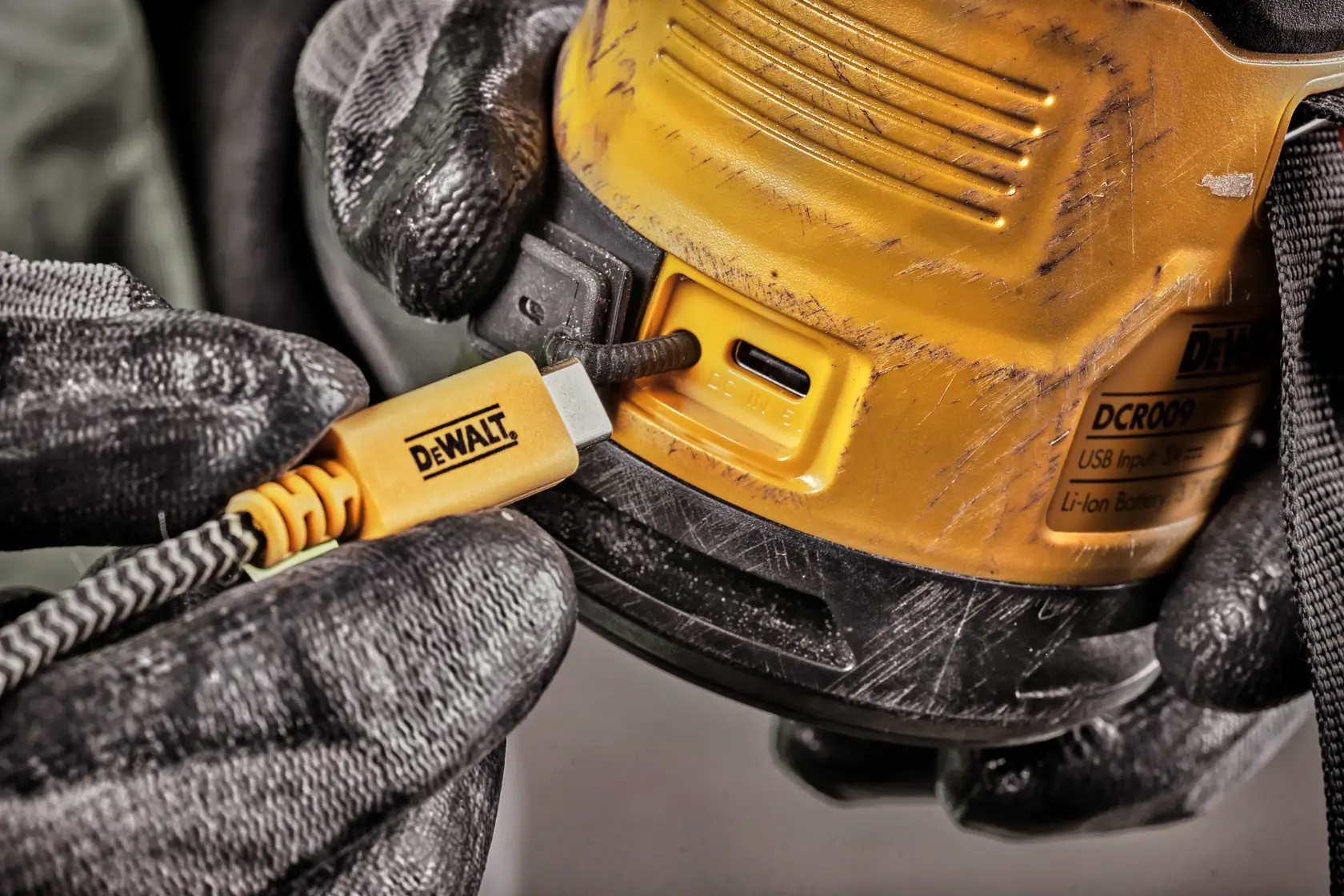 DEWALT® újratölthető USB-C kompakt Bluetooth hangszóró