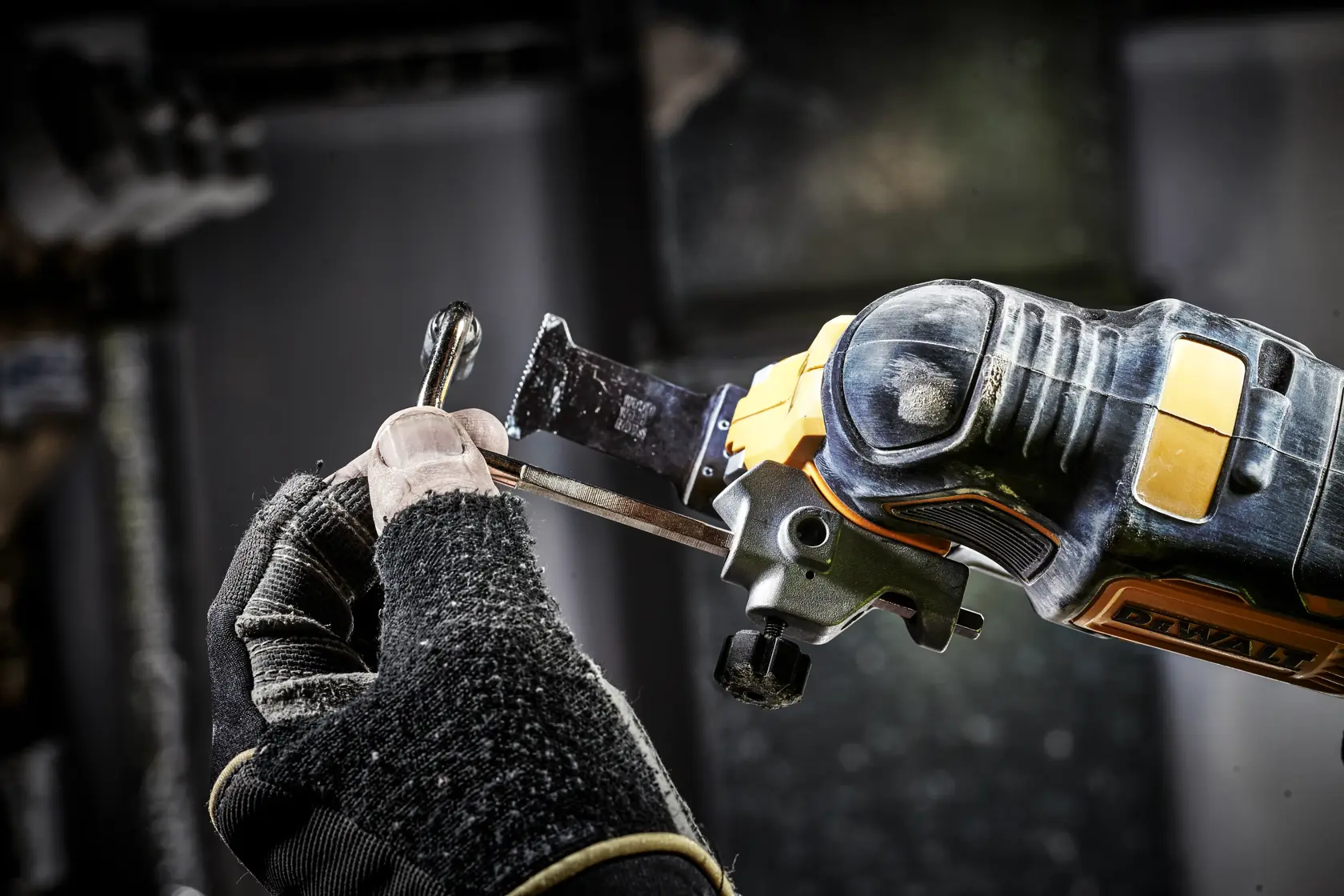 18V XR kefe nélküli multitool 2 × 5 Ah akkumulátorral és töltővel, TSTAK kofferben