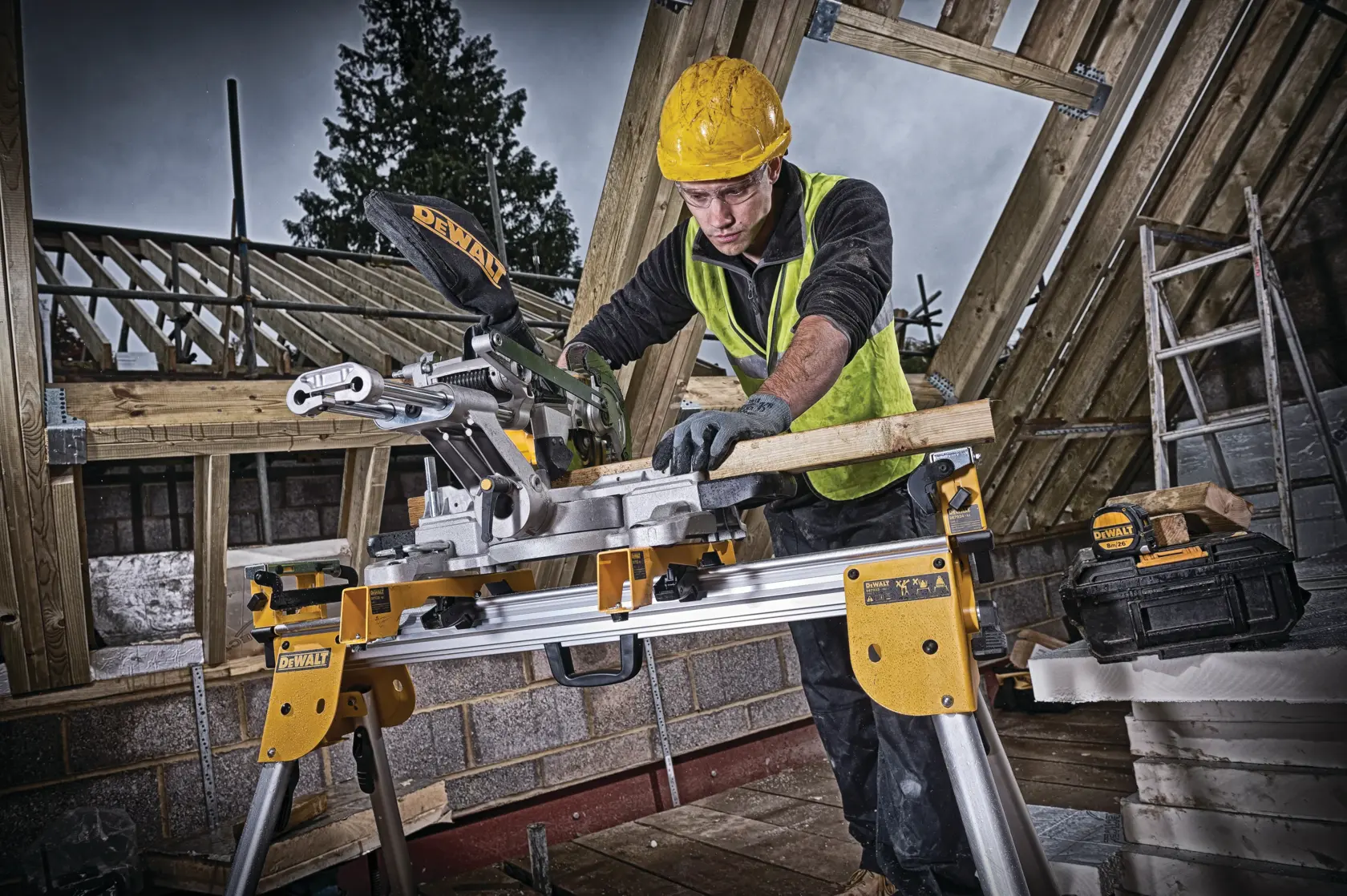 18V 184 mm-es gérfűrész akkumulátor és töltő nélkül