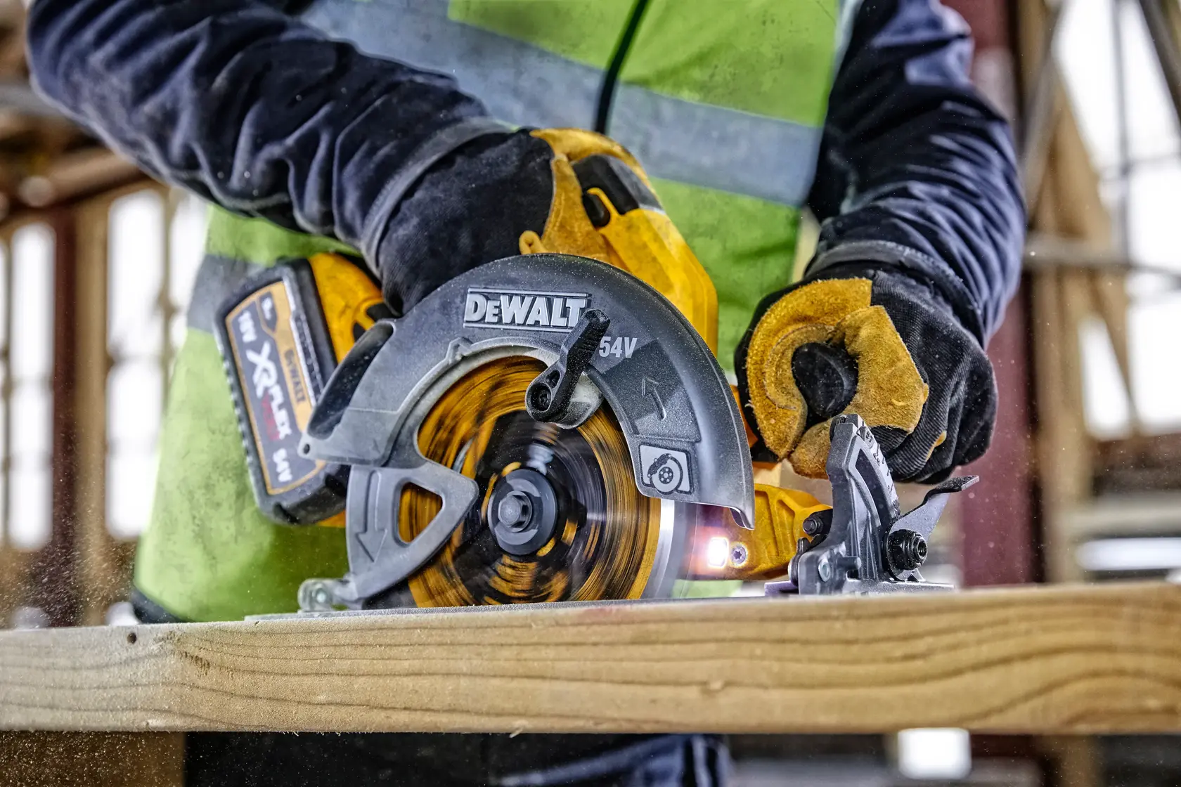 54V FLEXVOLT kefe nélküli kézi körfűrész, akkumulátor és töltő nélkül, TSTAK kofferben
