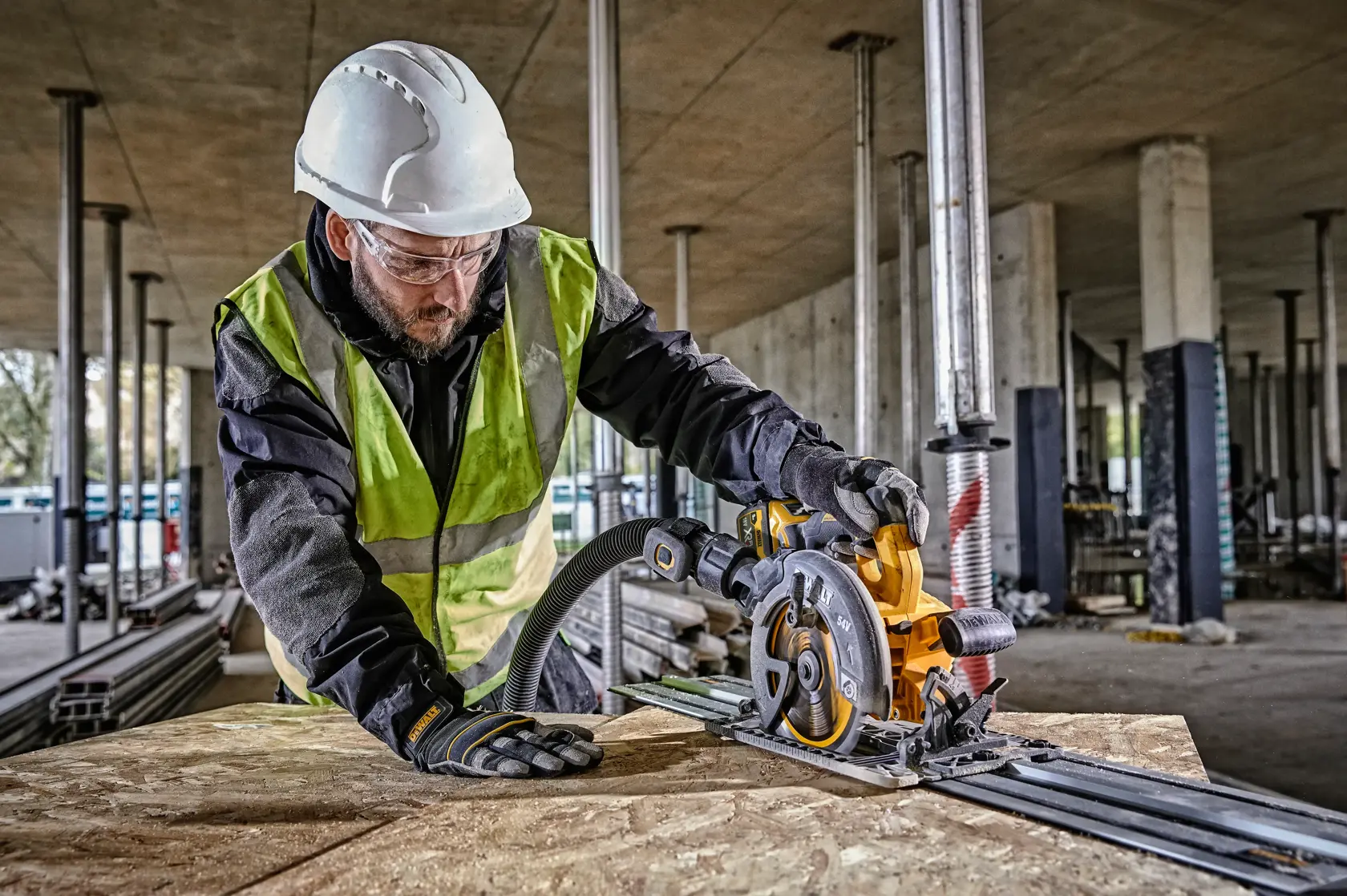 DEWALT® 54V XR® FLEXVOLT® 190 mm-es sínnel kompatibilis körfűrész - 2 x 9Ah